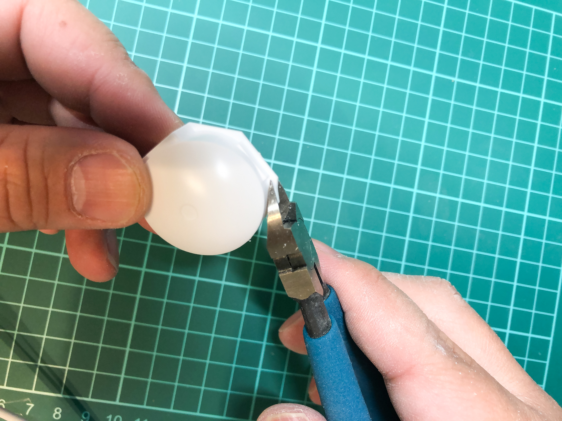 最初にニッパーにて大まかなカットを行ないます。