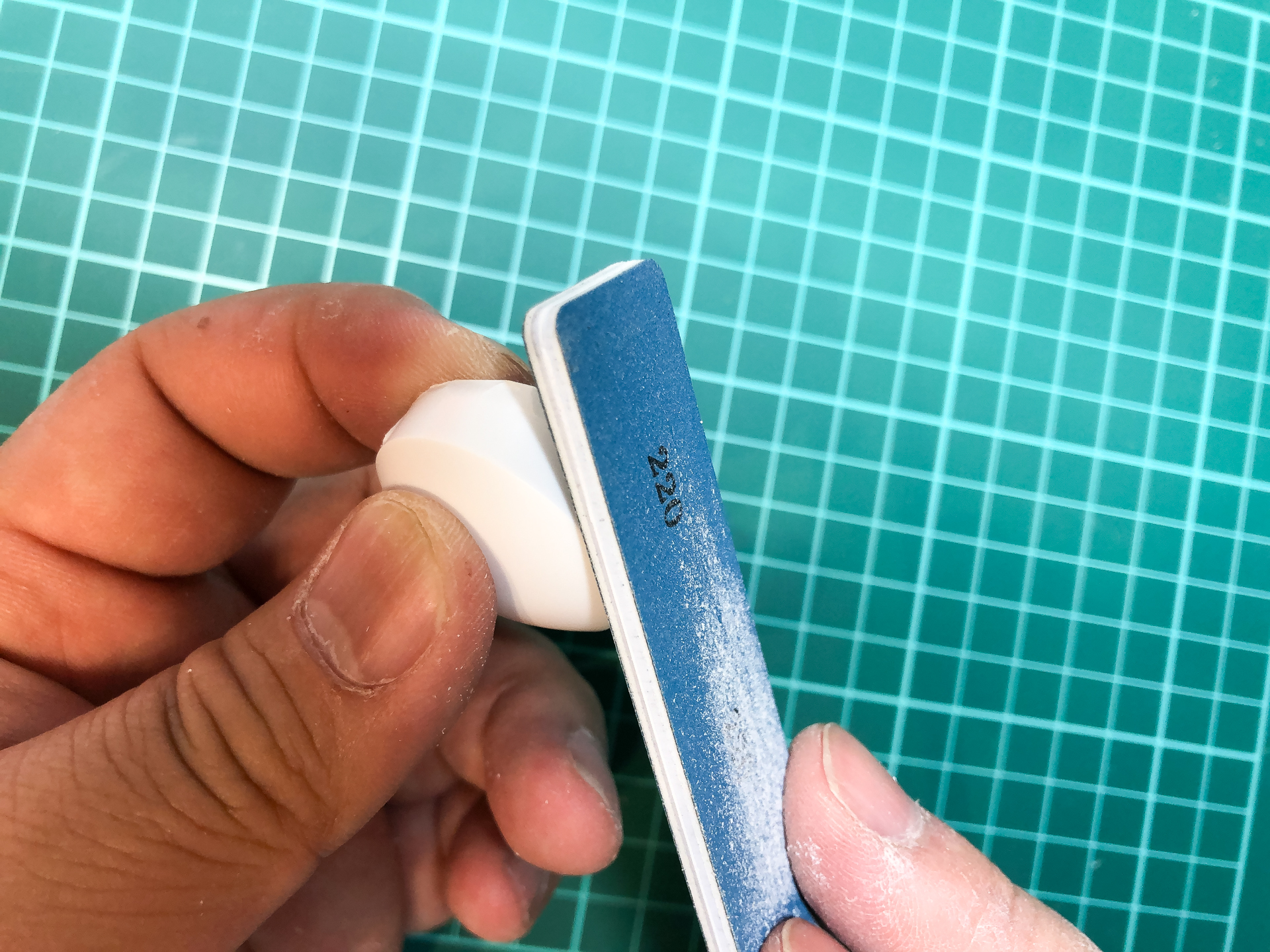 やすりで断面を仕上げていきます。