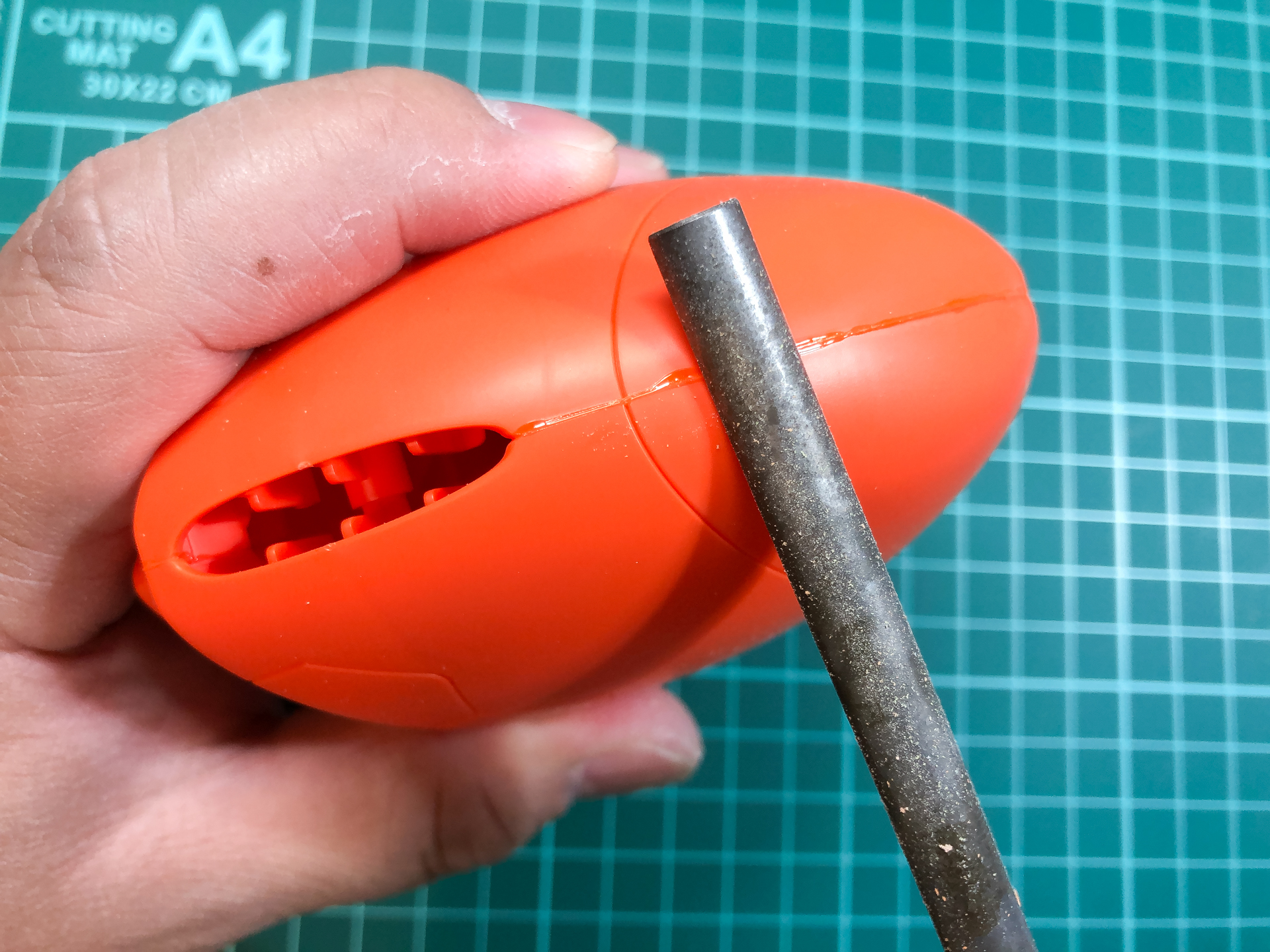 接着剤が乾燥したら棒やすりで粗削りを行ないます。