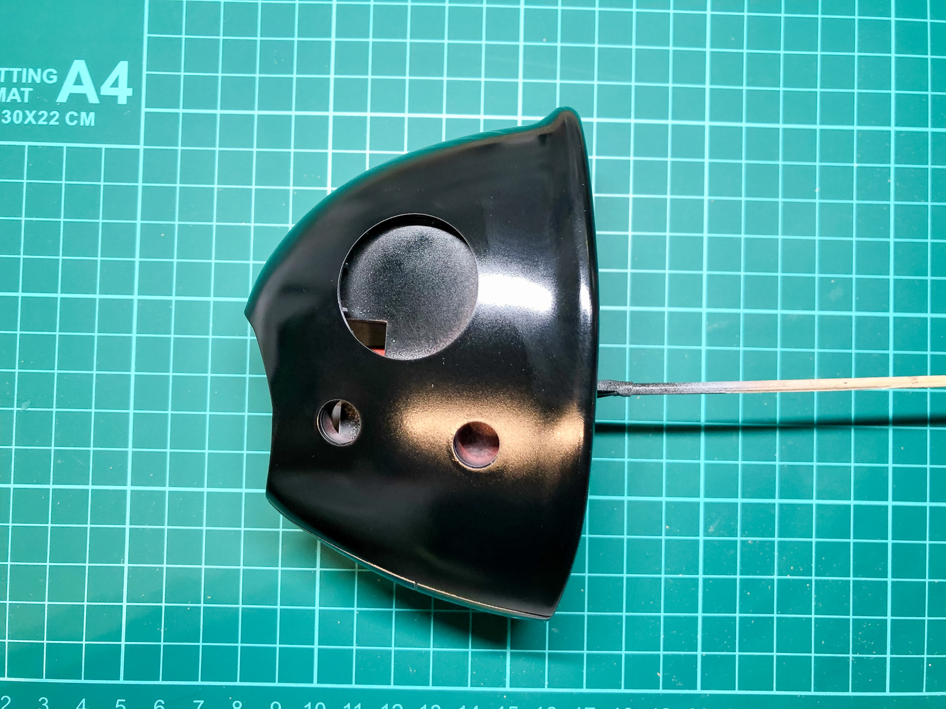 下地色を塗装した頭パーツ。偏光塗料の下地はより輝かせるために光沢仕上げとしています。