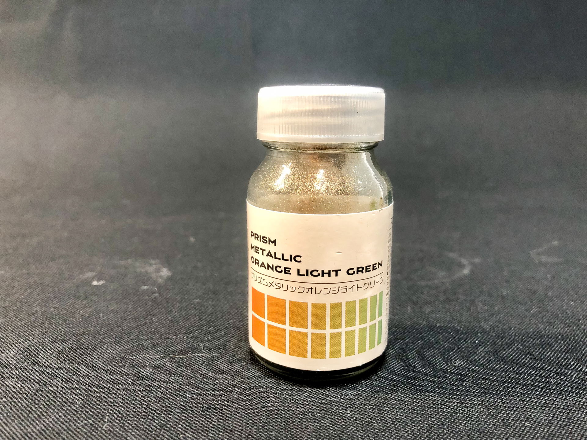 メインカラーに使用したガイアノーツの「プリズムメタリックオレンジライトグリーン」。筆者もお気に入りのカラーです。