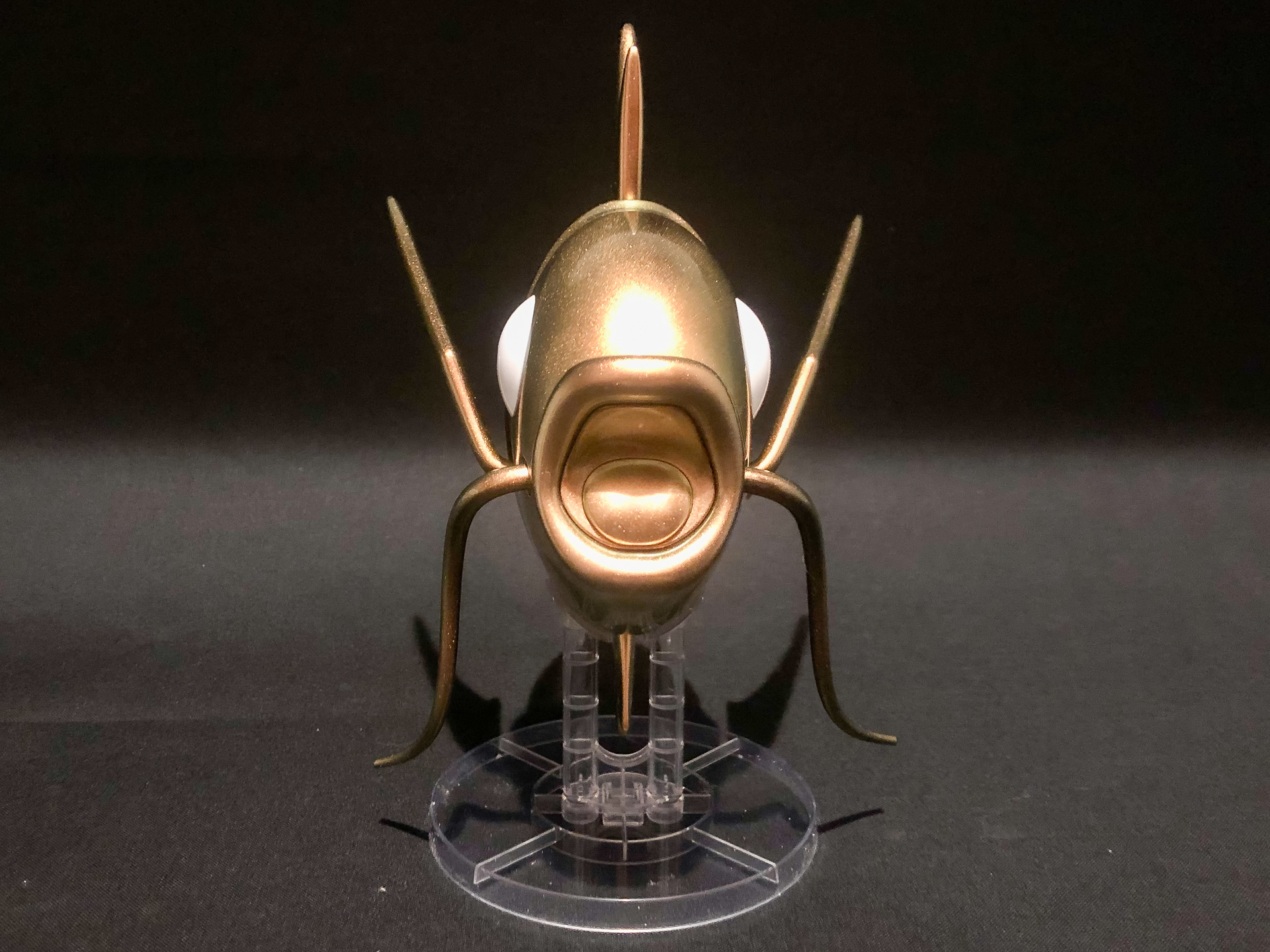 金色の輝きと偏光により縁がグリーンに輝くことで異質な雰囲気を醸し出しています。