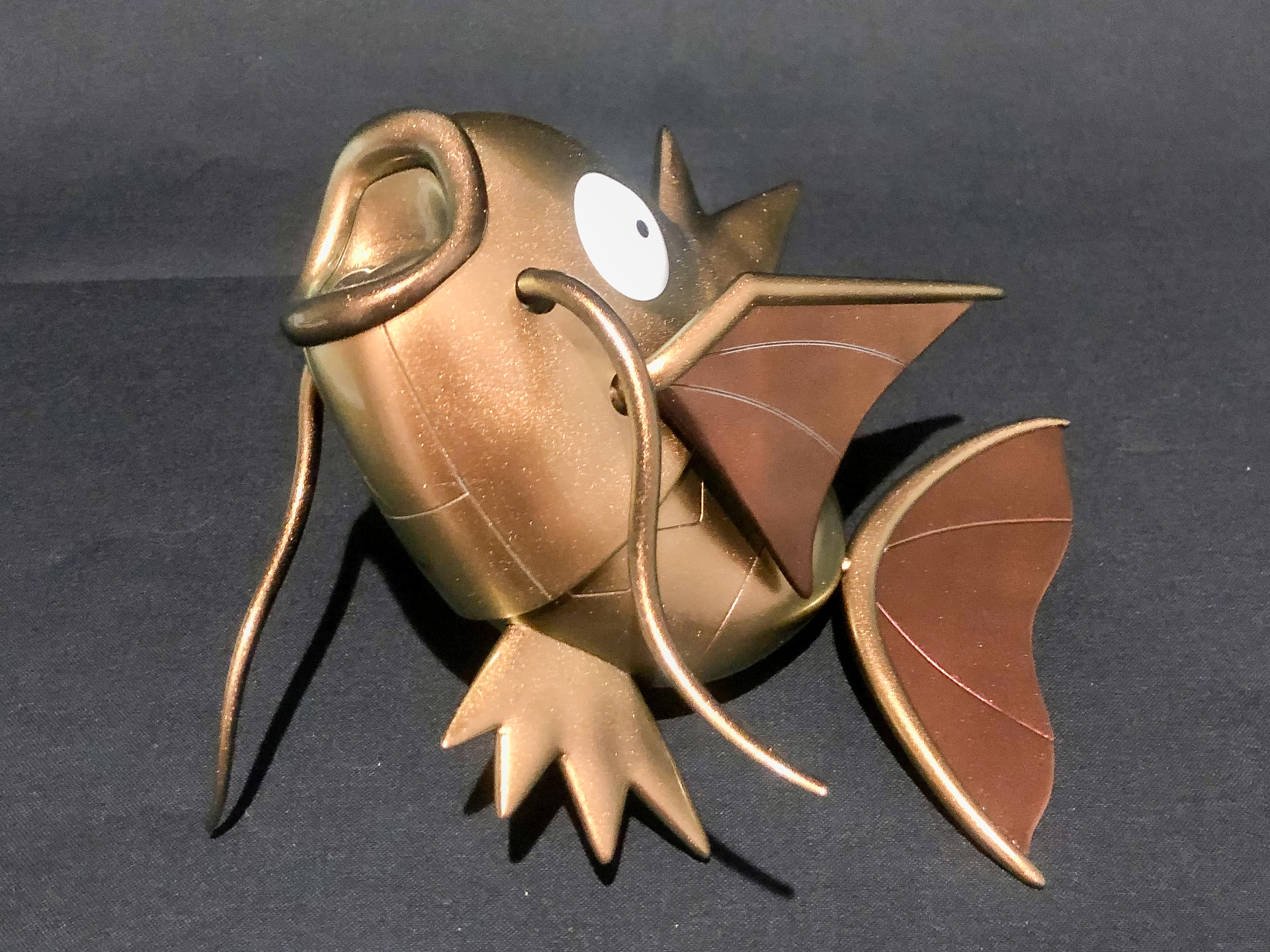 跳ねるポーズにしてみました。偏光塗料のおかげで金属製の置物のような雰囲気が出ています。