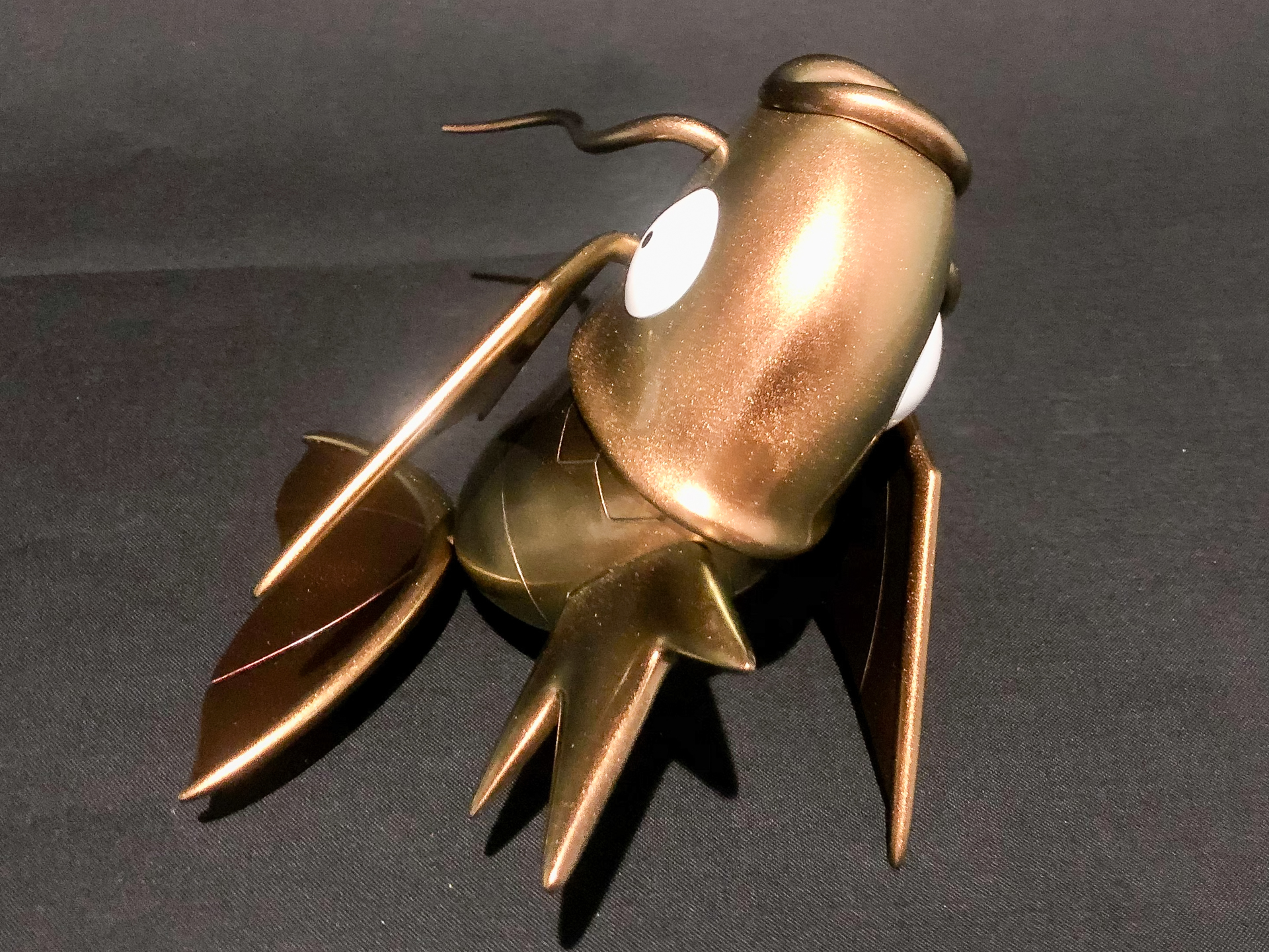 跳ねるポーズにしてみました。偏光塗料のおかげで金属製の置物のような雰囲気が出ています。