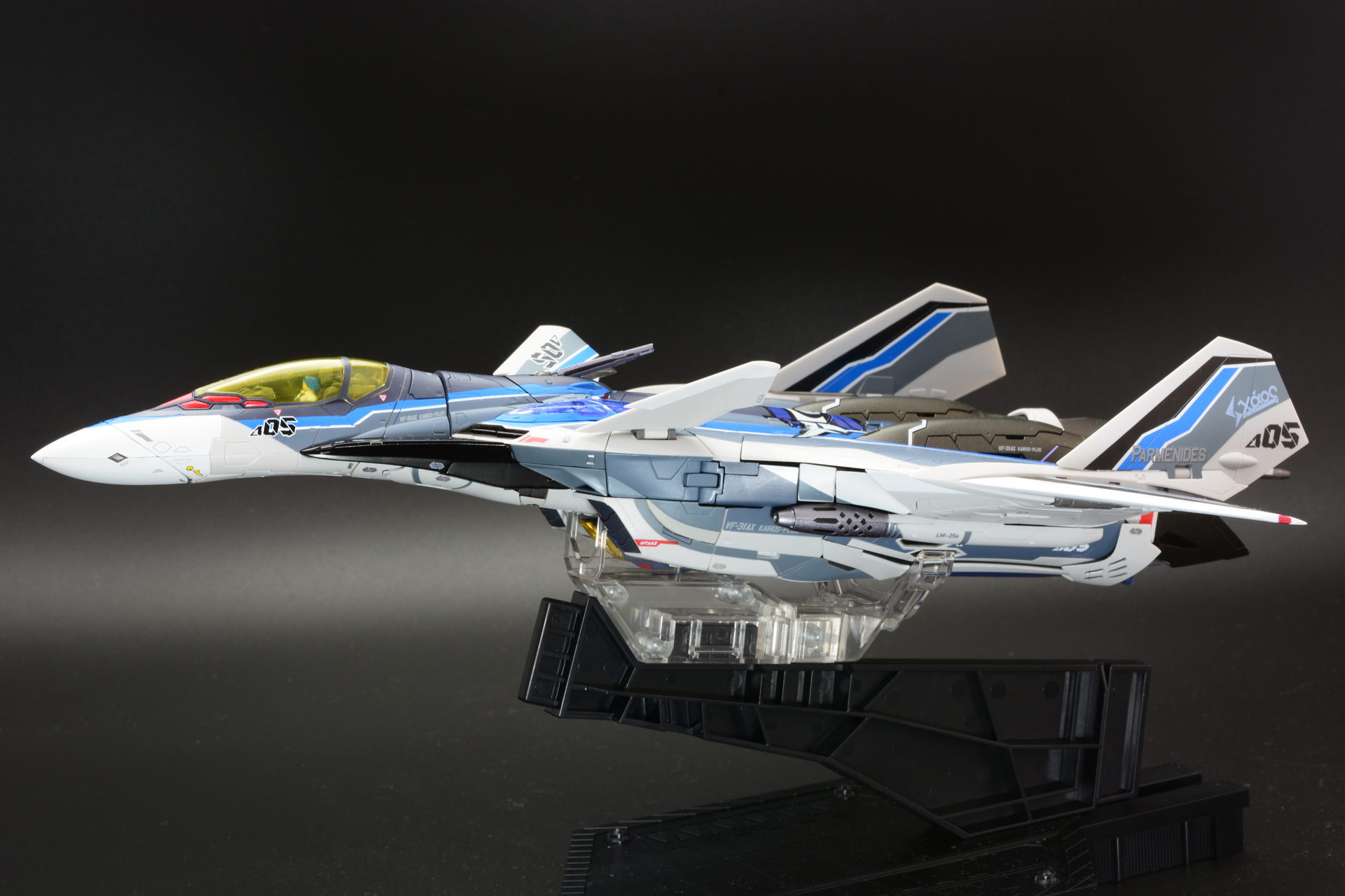 カイロスプラスは、「カイロス」をベースに強化された「ジークフリード」の緊急代替機としてジークフリードのスペアパーツを使いカイロスを強化するという、ちょっとややこしい経緯を持つ機体だ。現地改造でジークフリード以上の強化を施したという、急造感も魅力の1つだ