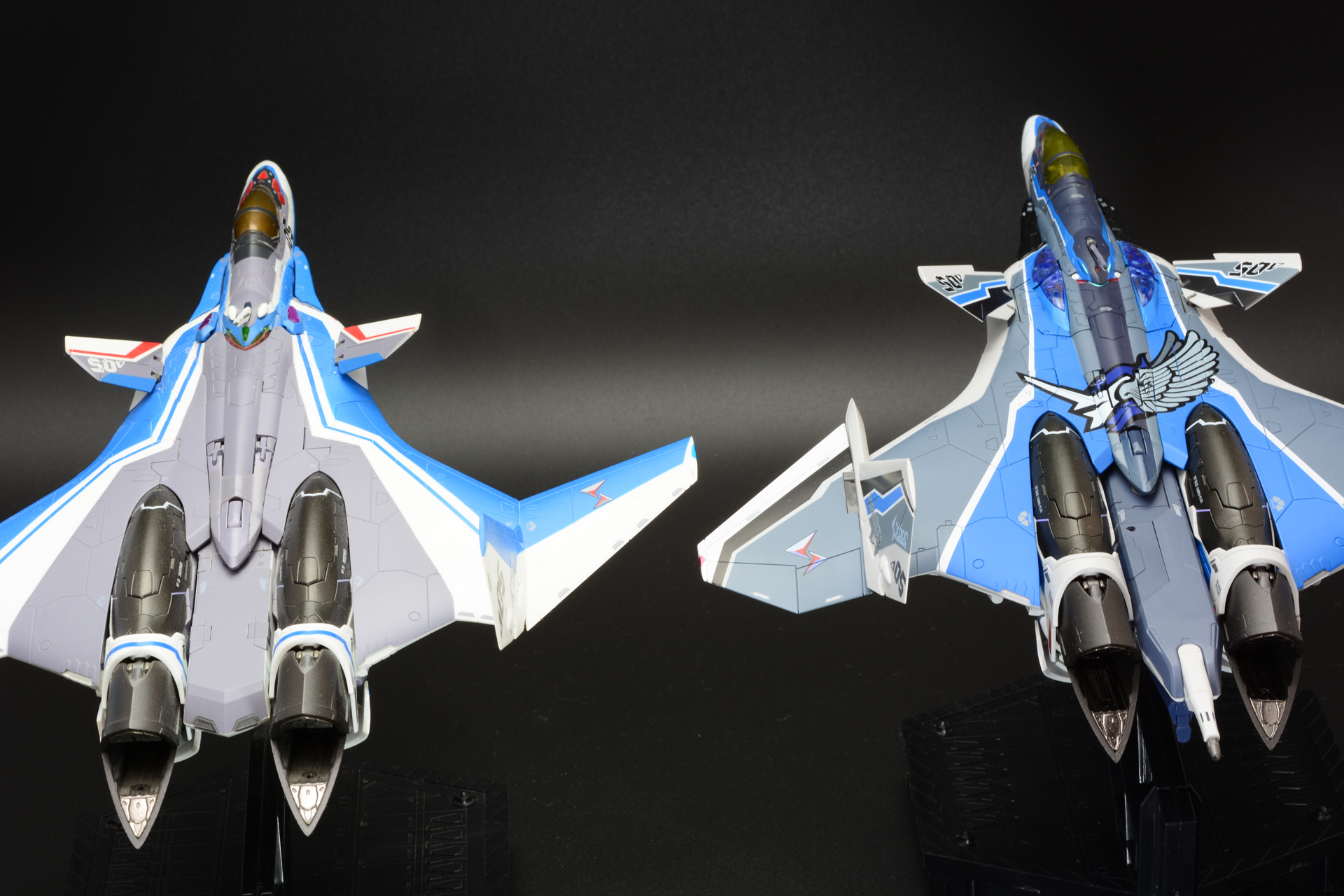 大きな違いが主翼の形。左の「ジークフリード」は前進翼、右の「カイロスプラス」はデルタ翼になっている