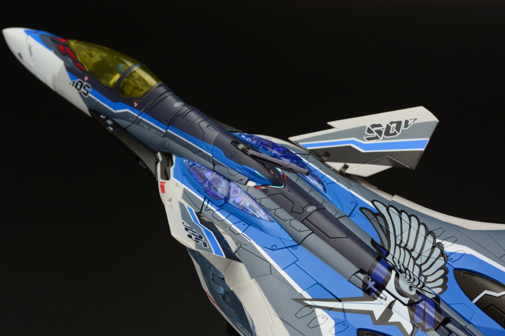 機首の後ろに取り付けられているのがフォールドクォーツ。上の「カイロスプラス」は大型化されている