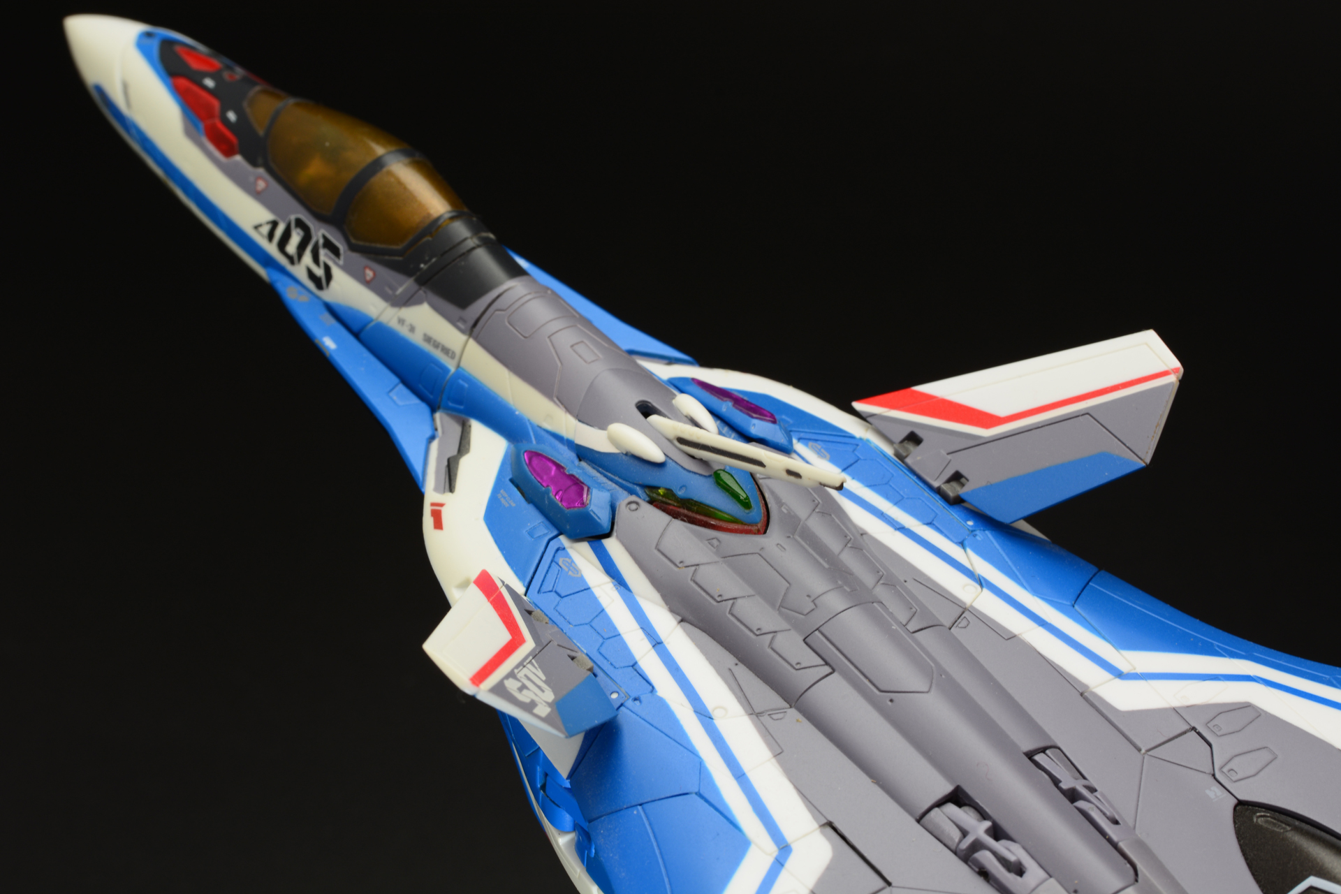 機首の後ろに取り付けられているのがフォールドクォーツ。上の「カイロスプラス」は大型化されている