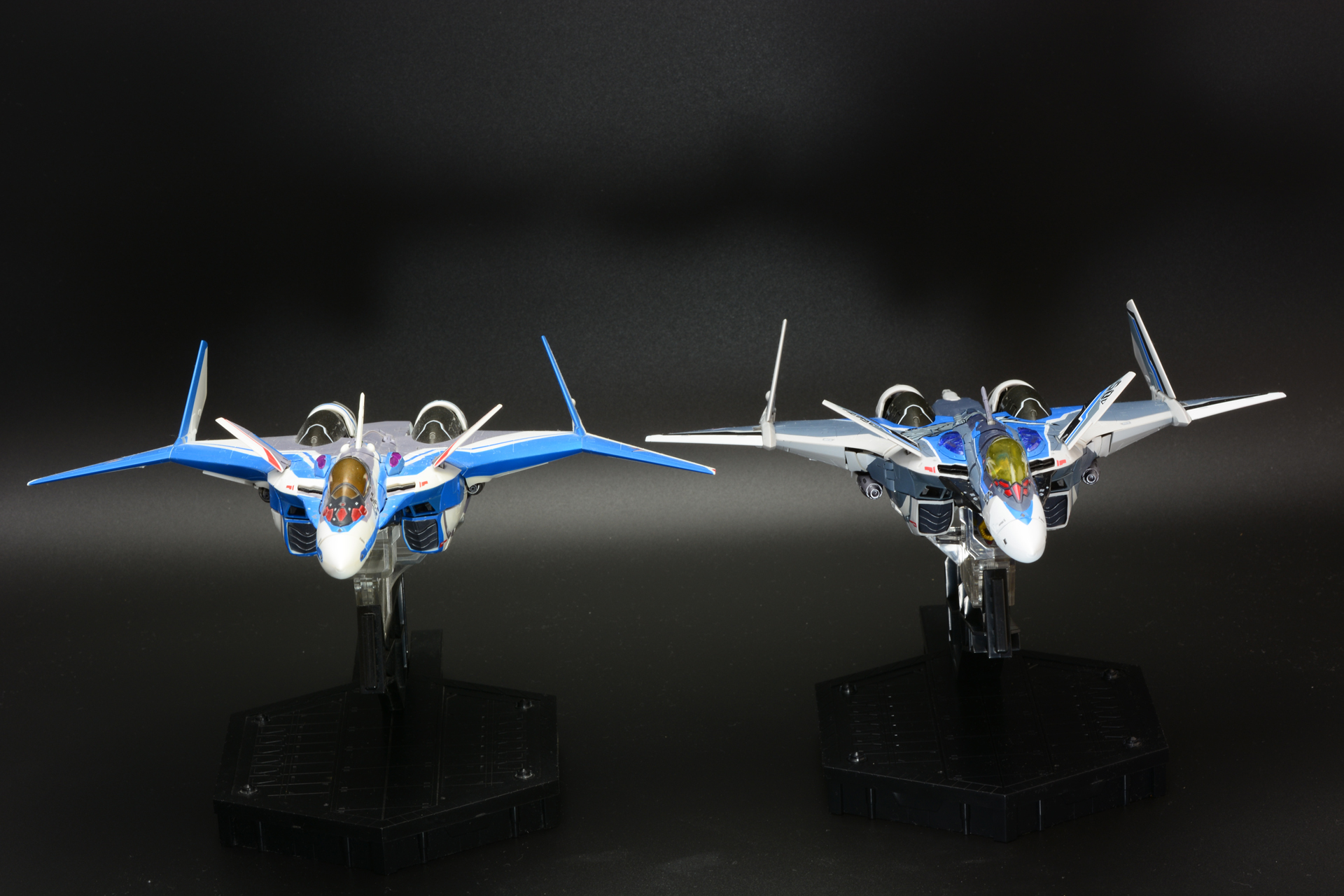 正面から見ると右の「カイロスプラス」の方が落ち着いた色合いだ