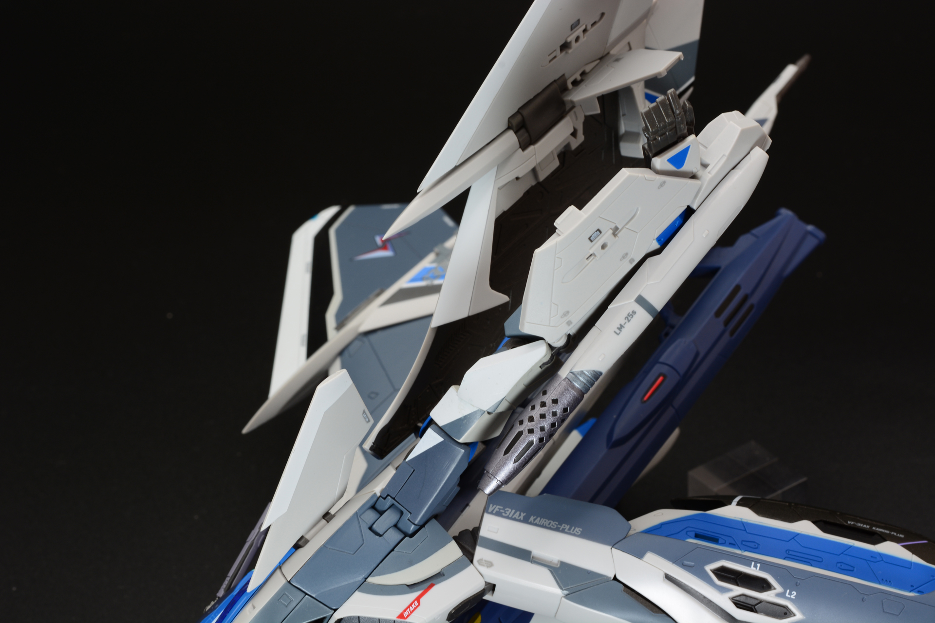 主翼を動かし腕と分離させる