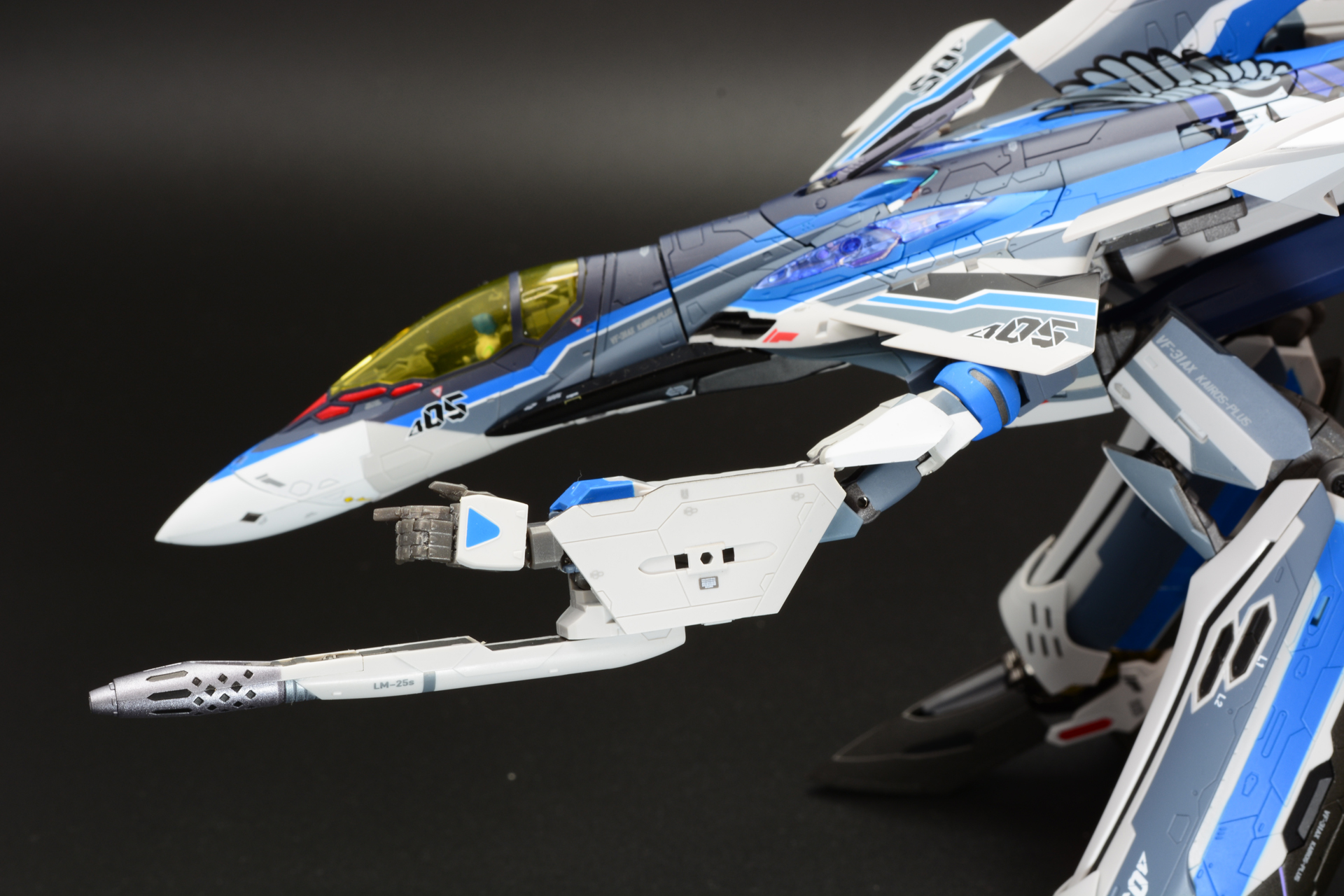 腕を前方に回し、前腕の各部を調整