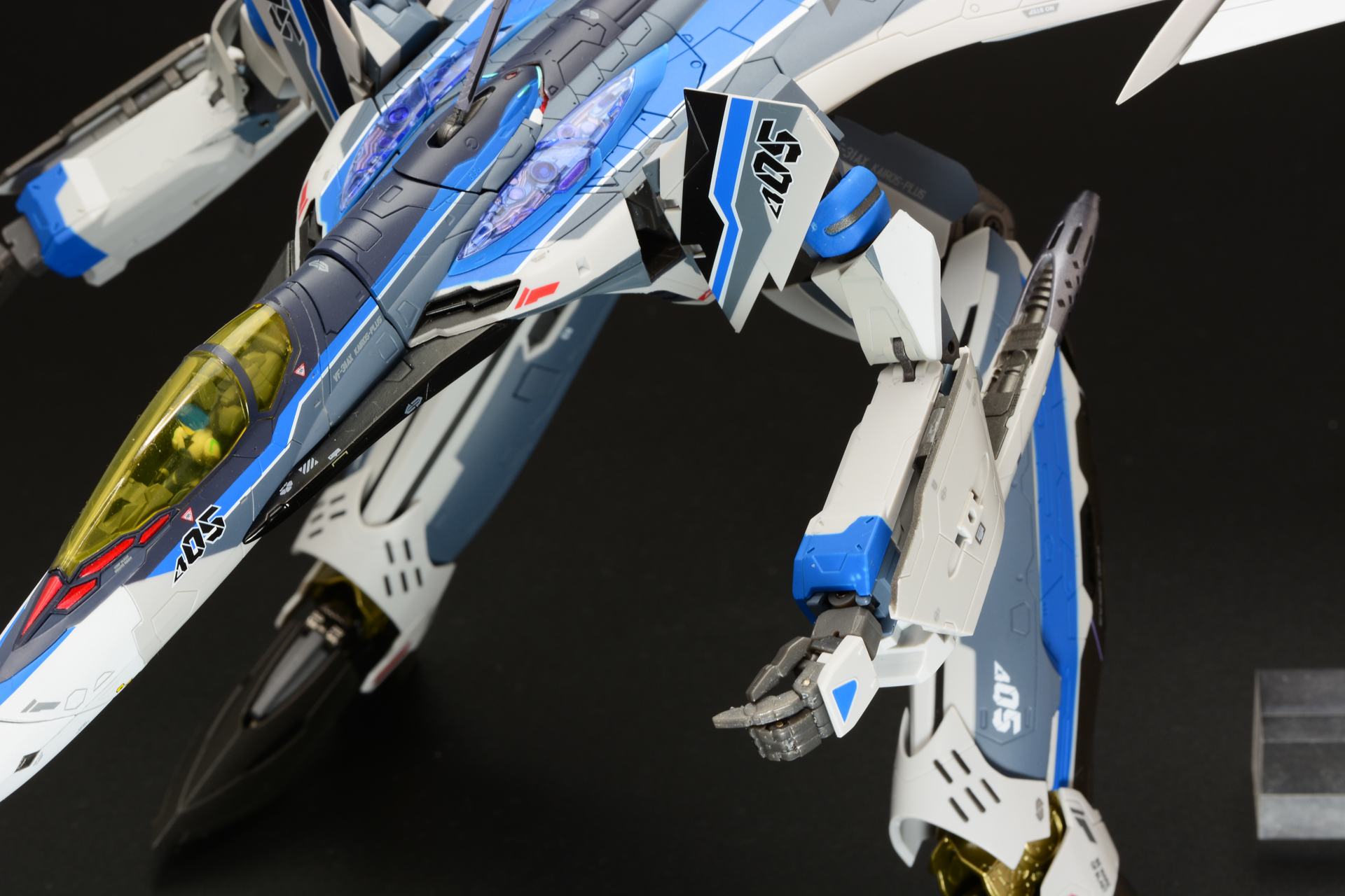 肩ユニットを回して腕の変形を完了させる