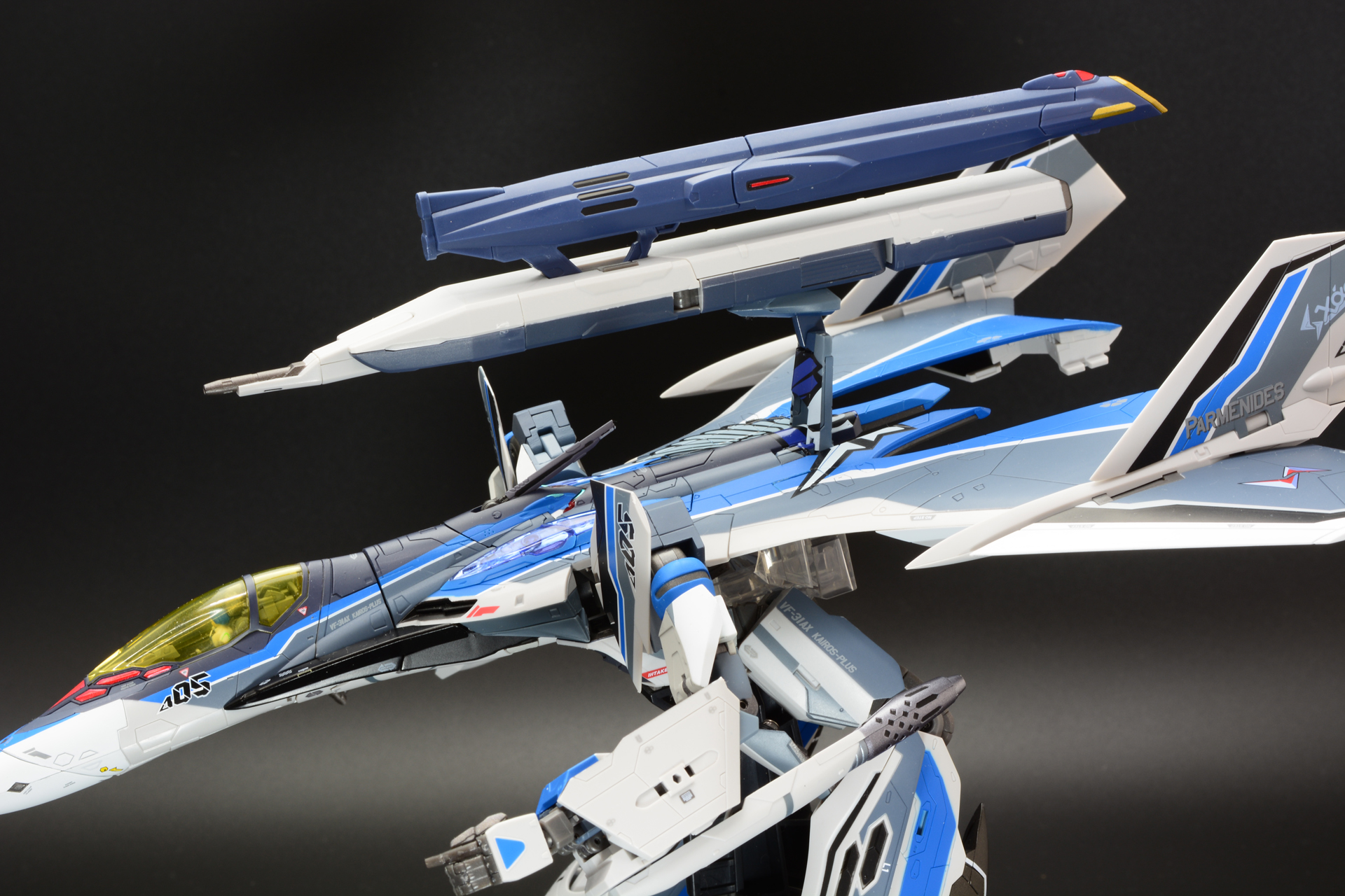 コンテナの変形。コンテナの接続アームを動かしてコンテナを機体上部に