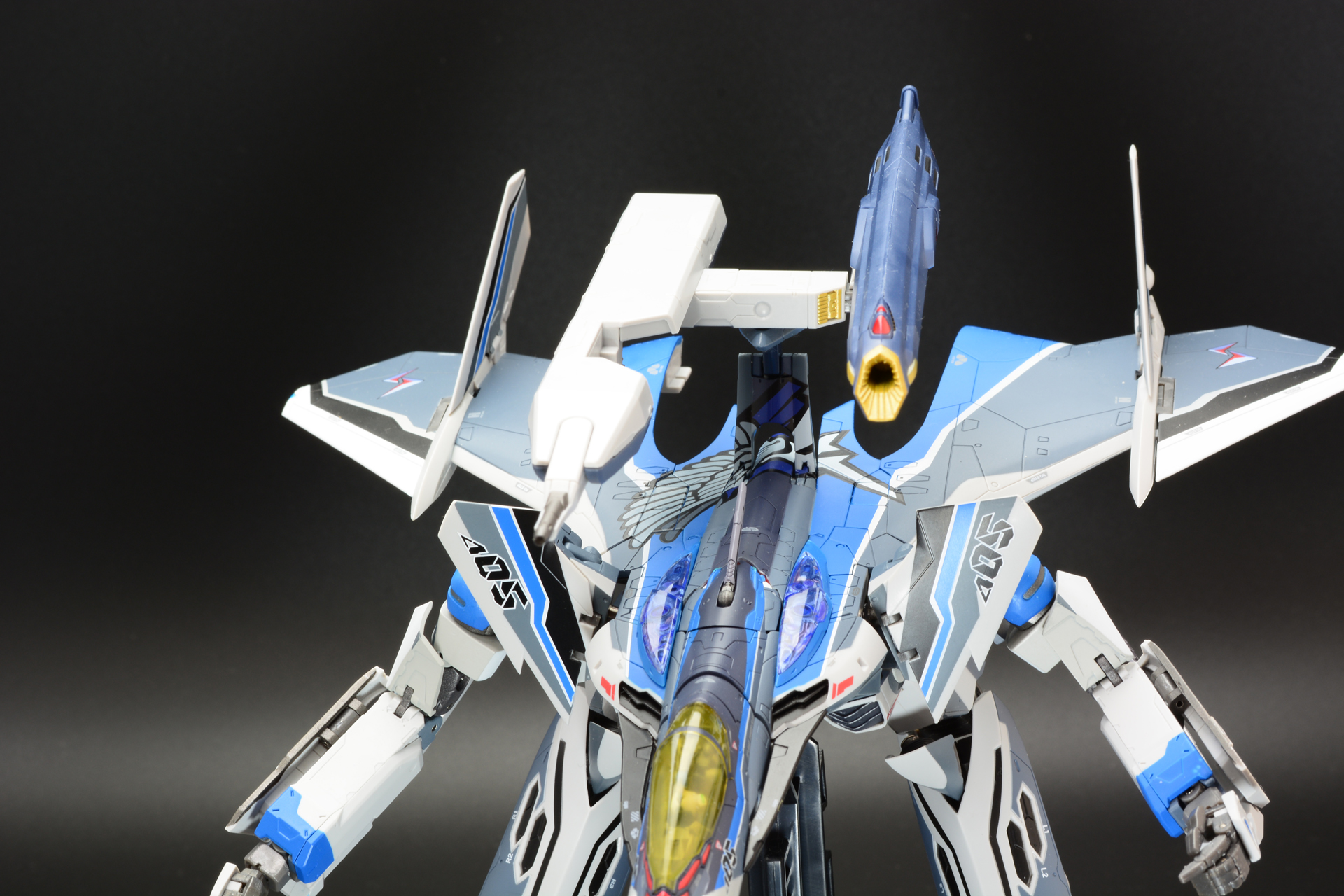 コンテナを変形させることで、ビーム砲とガンポッドの方向を共に前に向けさせる