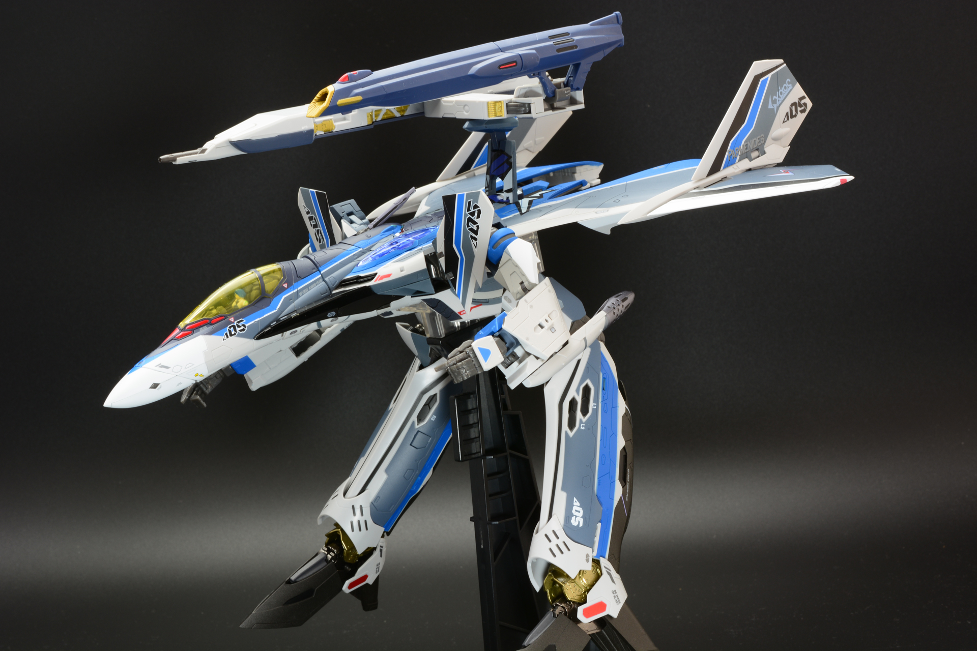 鳥の足のような逆関節の足を持つガウォーク形態。一目で「マクロス」のメカであることがわかる