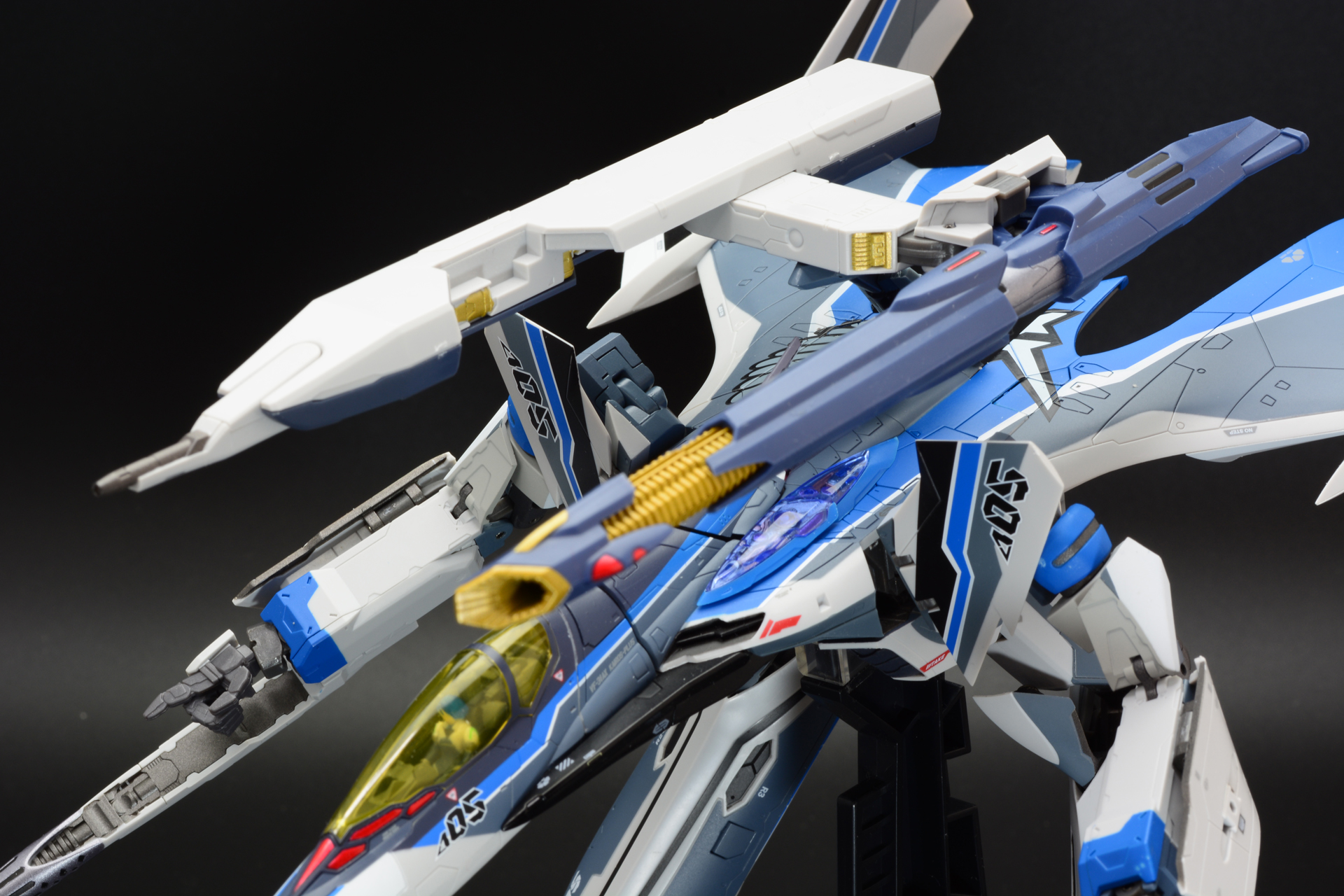 ガンポッドを伸張させて横向きにさせることも可能