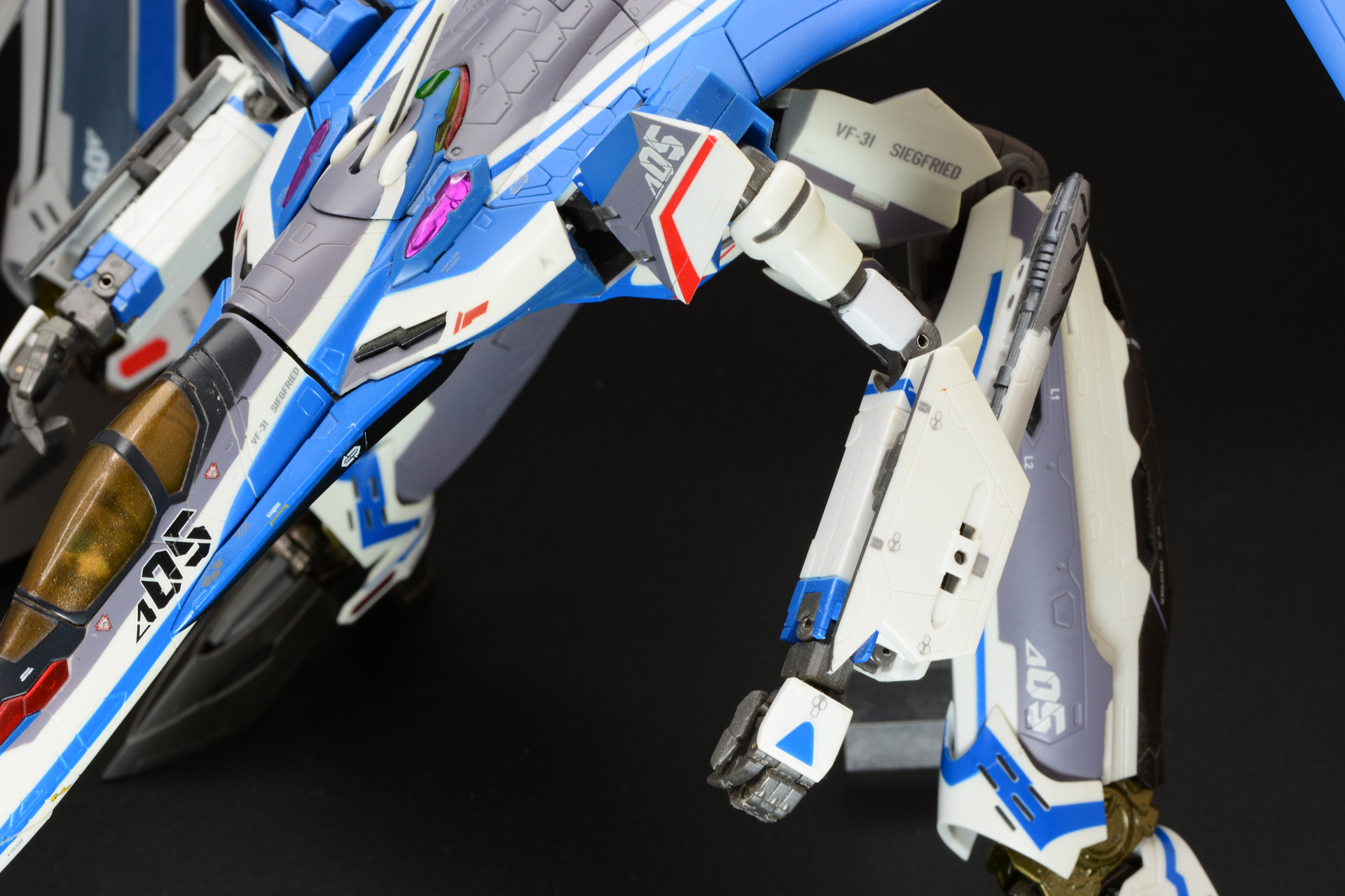 こちらはジークフリードの腕。比べると細い