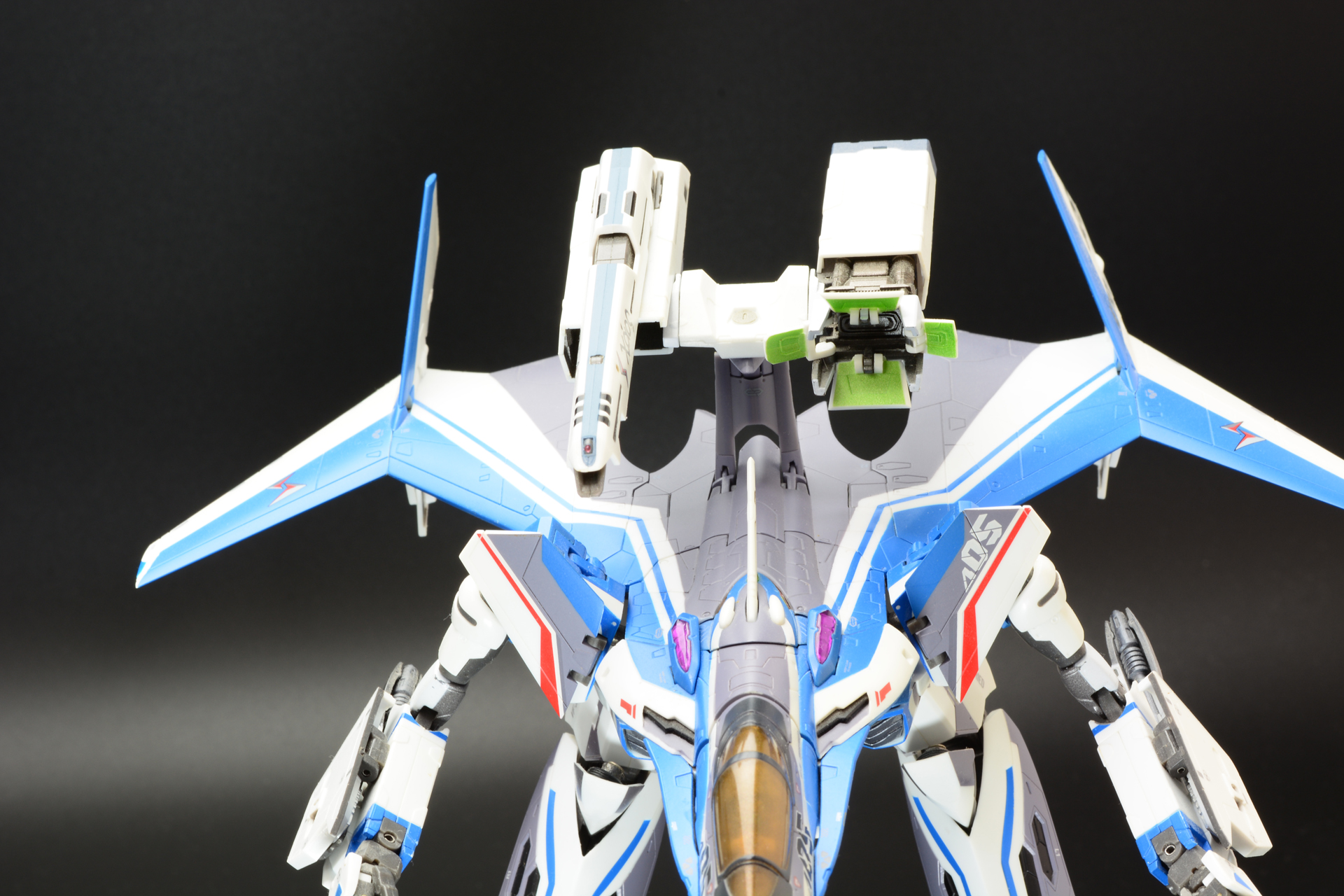 コンテナの形は全く異なる。様々なコンテナを持つのがVF-31の大きな特徴だけに、「カイロスプラス」で明確な違いができたのは良かった