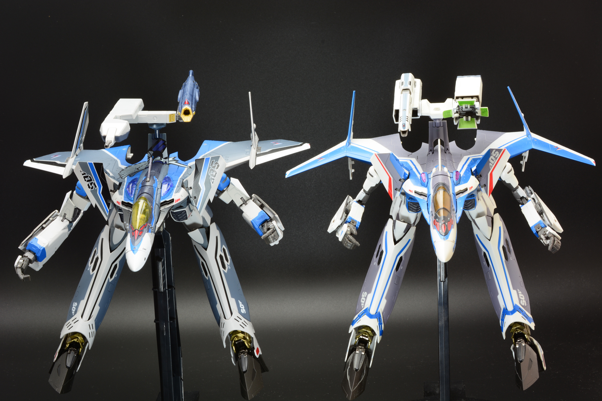 左がカイロスプラス。並べると上腕の違いがはっきりわかる