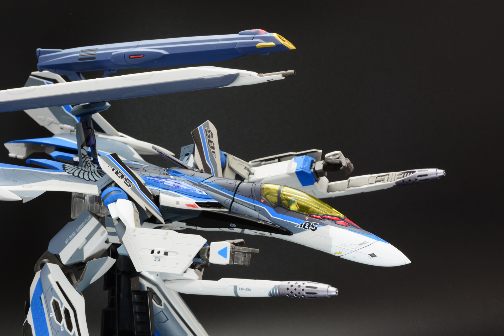 両腕のミニガンポッドはポーズ付けに有効だ