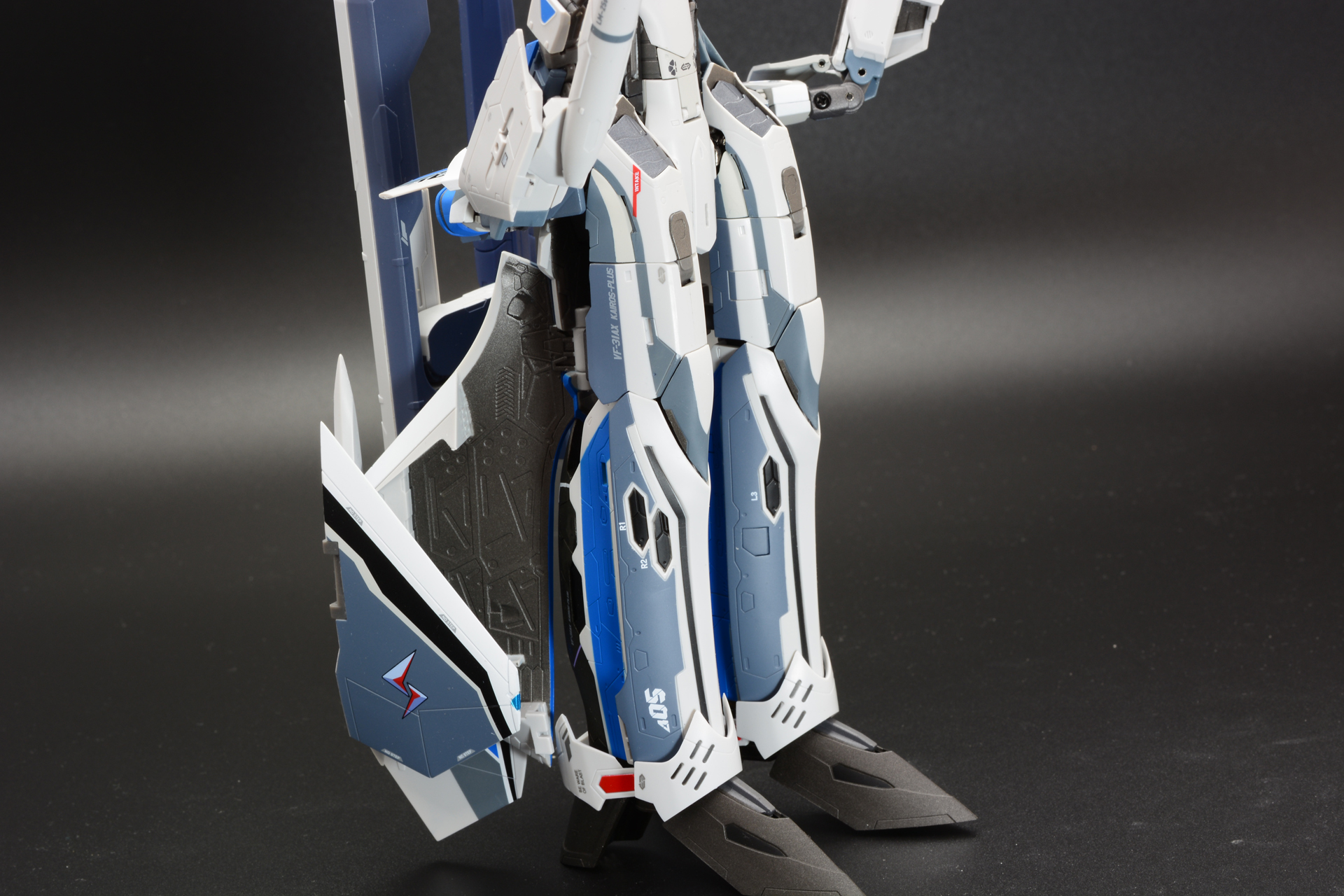 足をまっすぐにし、機首を上に向ける