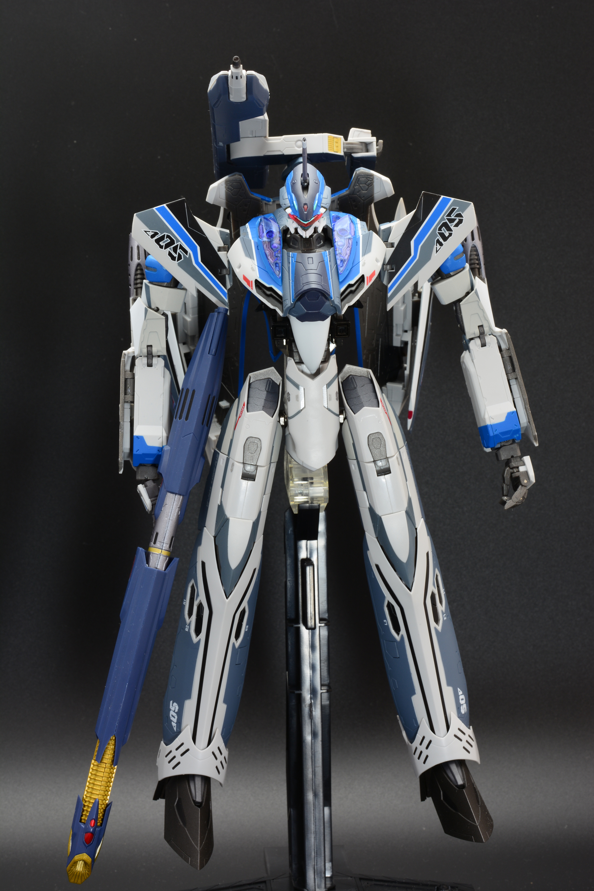 頭部を引き出し、コンテナを上に上げて変形完了だ