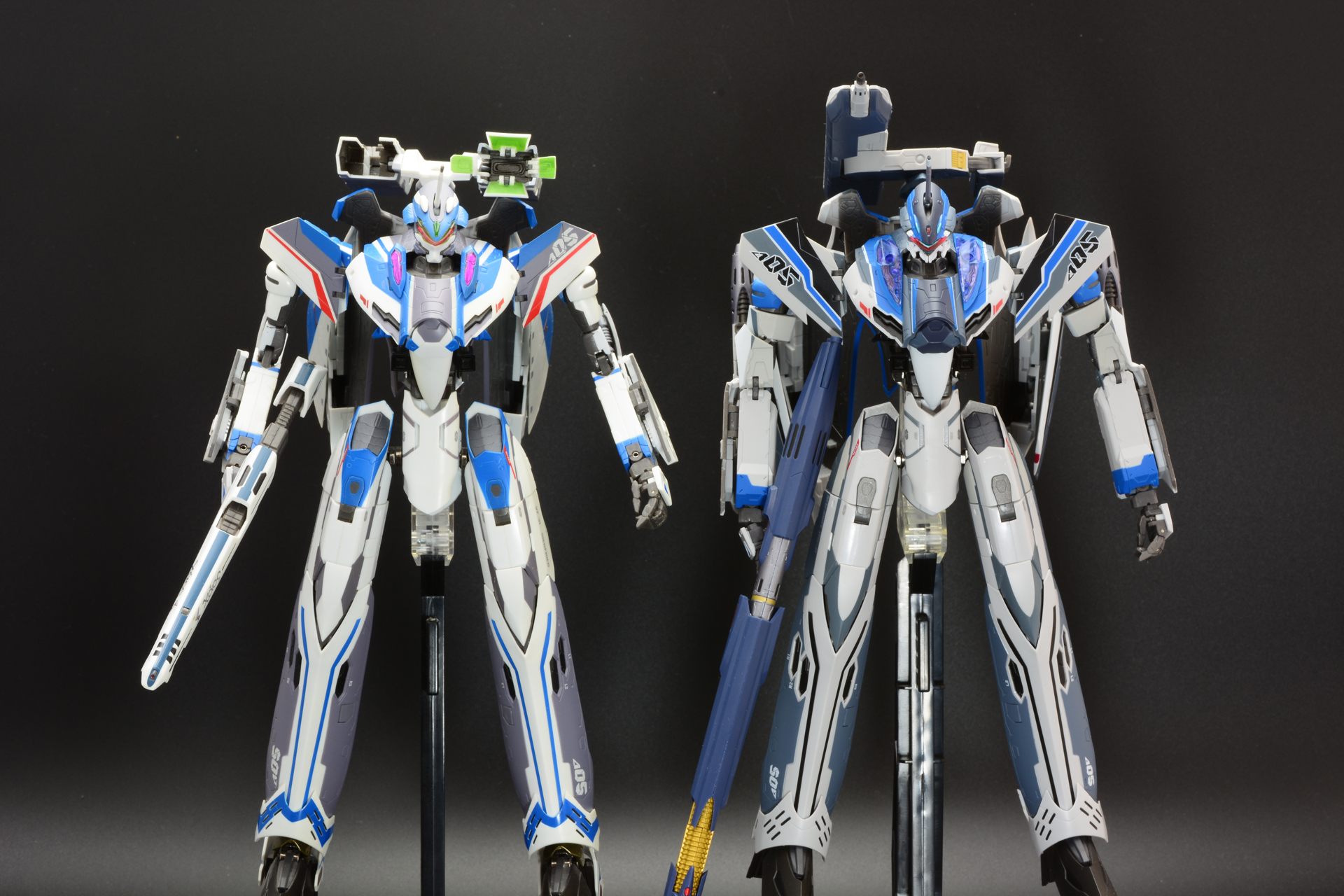 ジークフリード(左)と並べるとカイロスのマッシブさがはっきりわかる