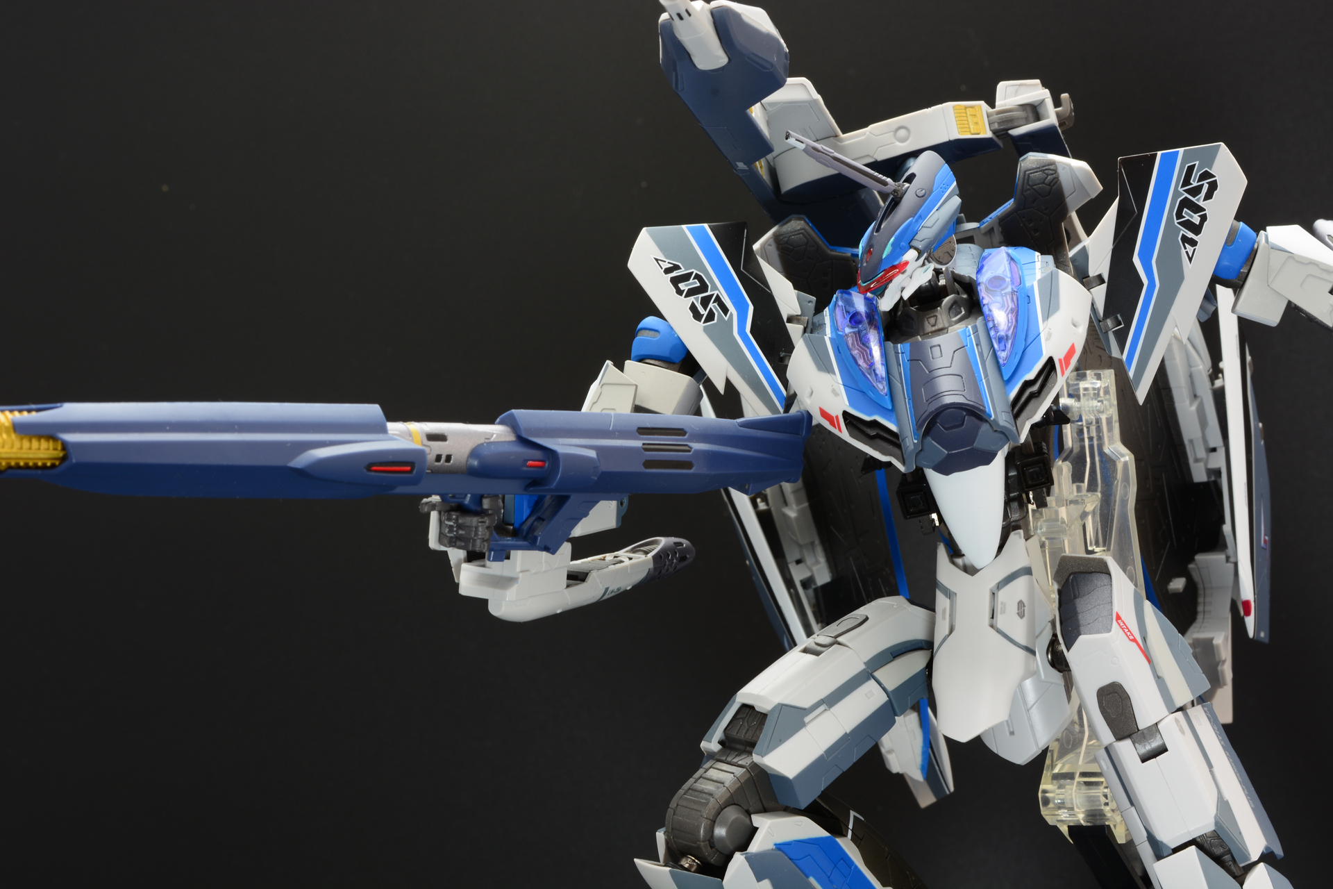 長いガンポッドはかなりの迫力だ