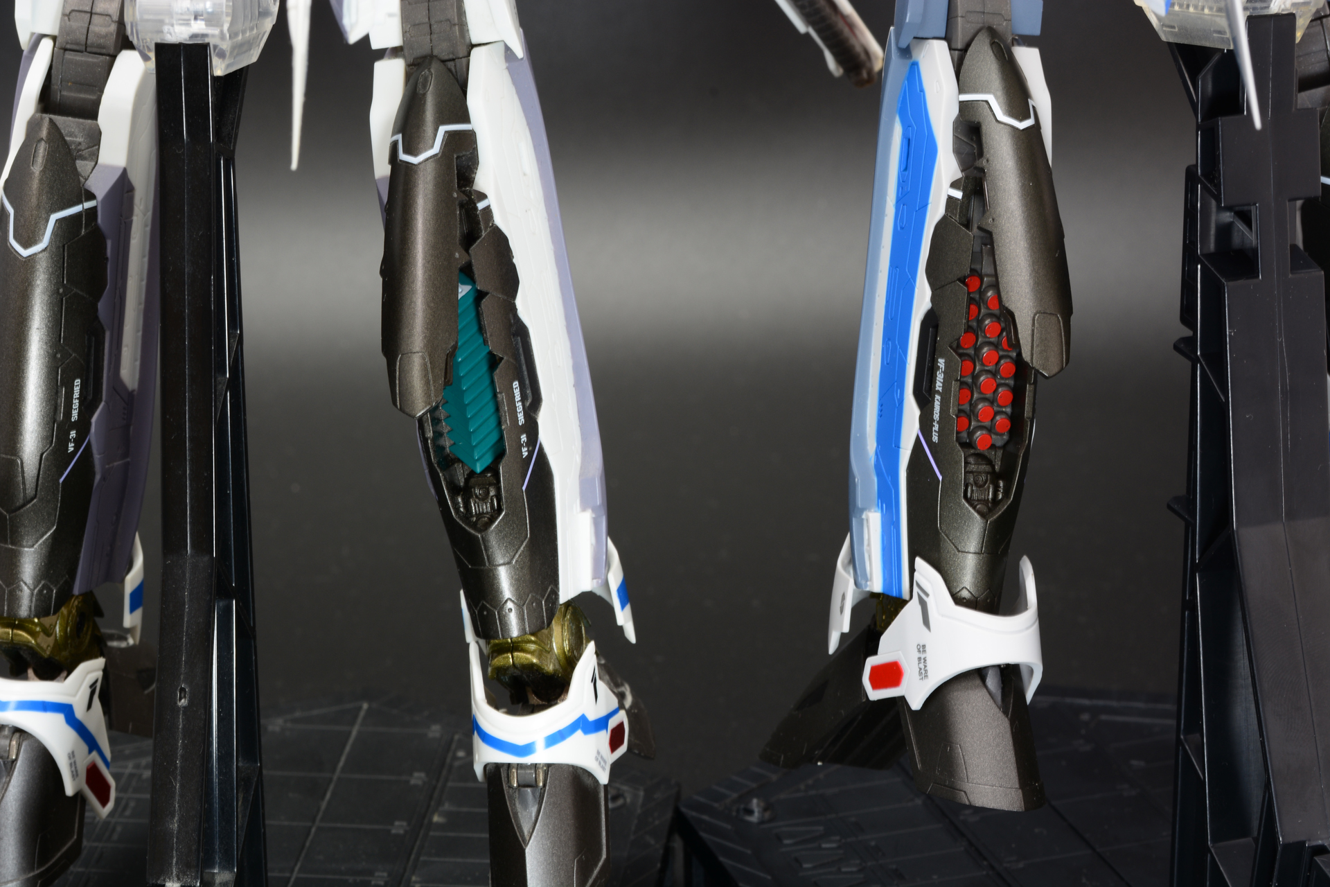 足裏のポッドにはミサイルを収納。ジークフリード(左)はワルキューレを援護するドローンを収納している