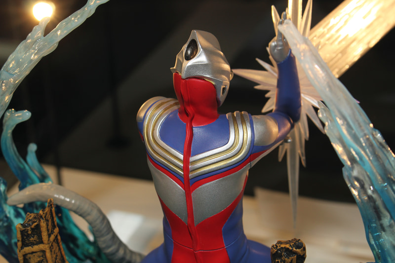 後頭部のくぼみも印象的。背中のジッパーのラインなど、スーツとしてのディテールも自然だ