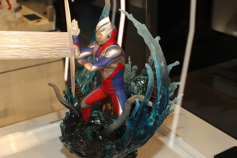 波は濃いブルーから先端にいくほど白くなっていくグラデーション処理が美しい