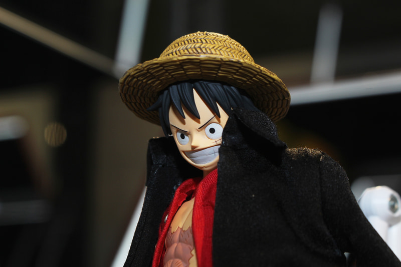 ツバの裏側まで編み目模様が造形された麦わら帽子