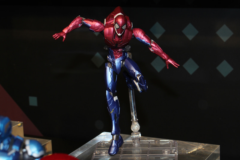 「S.H.Figuarts スパイダーマン（テック・オン・アベンジャーズ）」。細身の体はオリジナルの姿に近いが、フードを思わせる背中のデザインが面白い