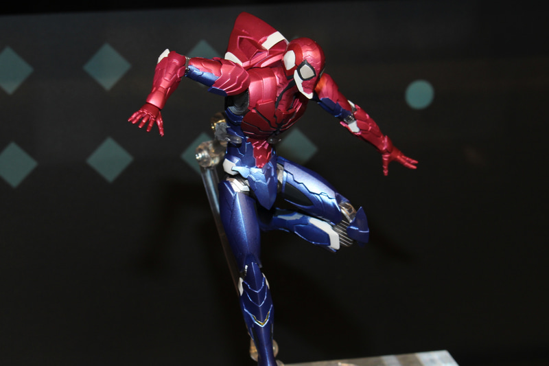 「S.H.Figuarts スパイダーマン（テック・オン・アベンジャーズ）」。細身の体はオリジナルの姿に近いが、フードを思わせる背中のデザインが面白い