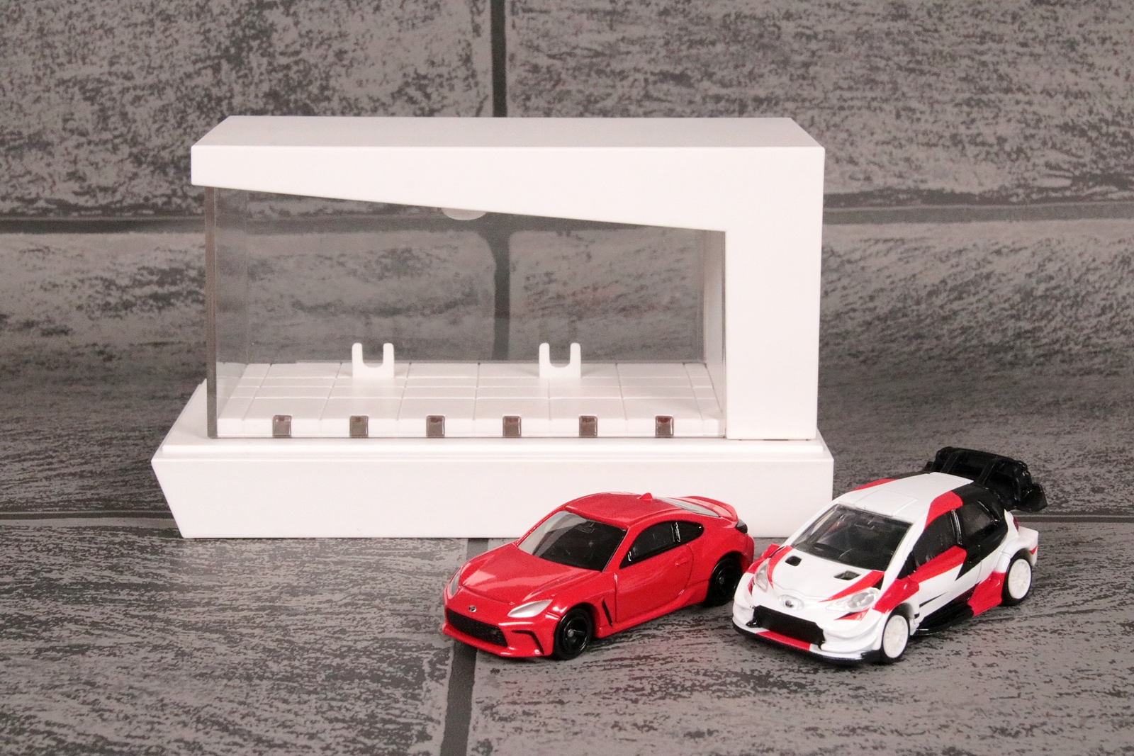 トミカ「No.86 トヨタ GR 86」とトミカプレミアム「10 トヨタ ヤリスWRC」を使用した