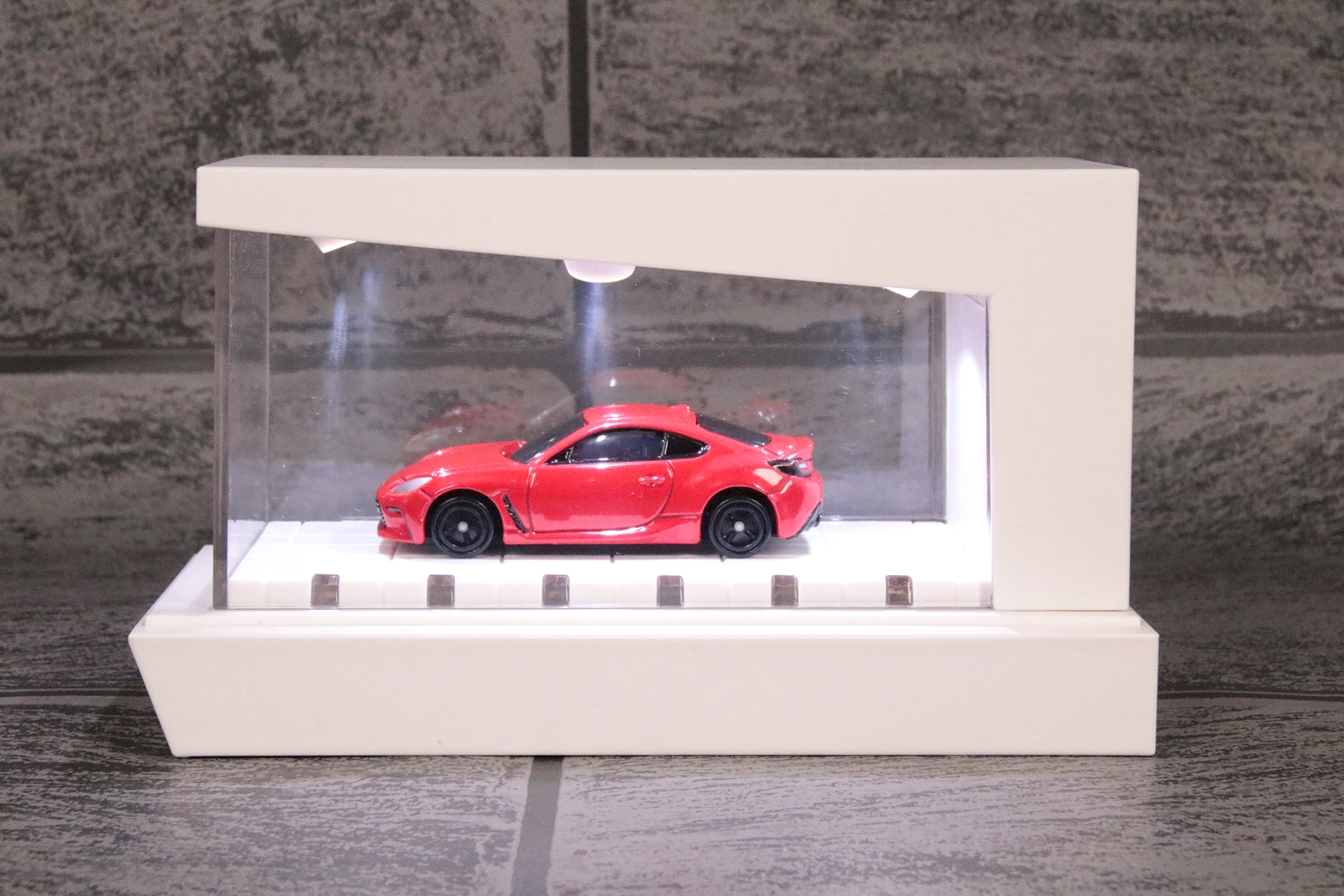 「トヨタ GR 86」のスパークレッドのような、ボディカラーのトーンが明るいトミカを飾るのもあり