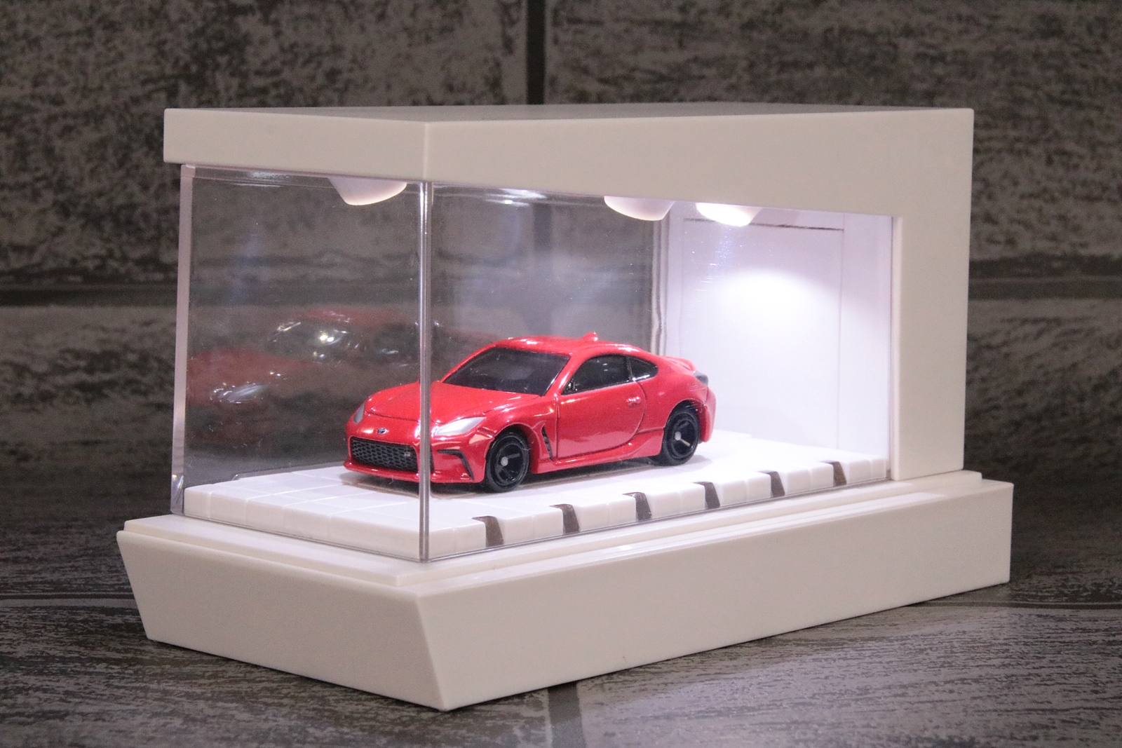 「トヨタ GR 86」のスパークレッドのような、ボディカラーのトーンが明るいトミカを飾るのもあり