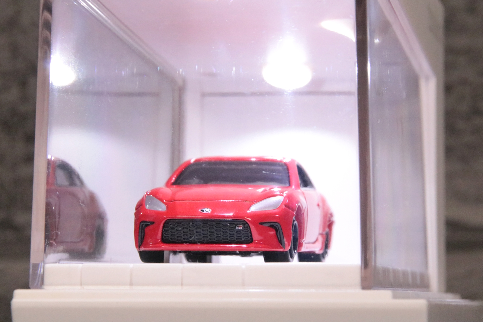 あえて同色系のホワイトカラーのトミカを飾っても悪くない