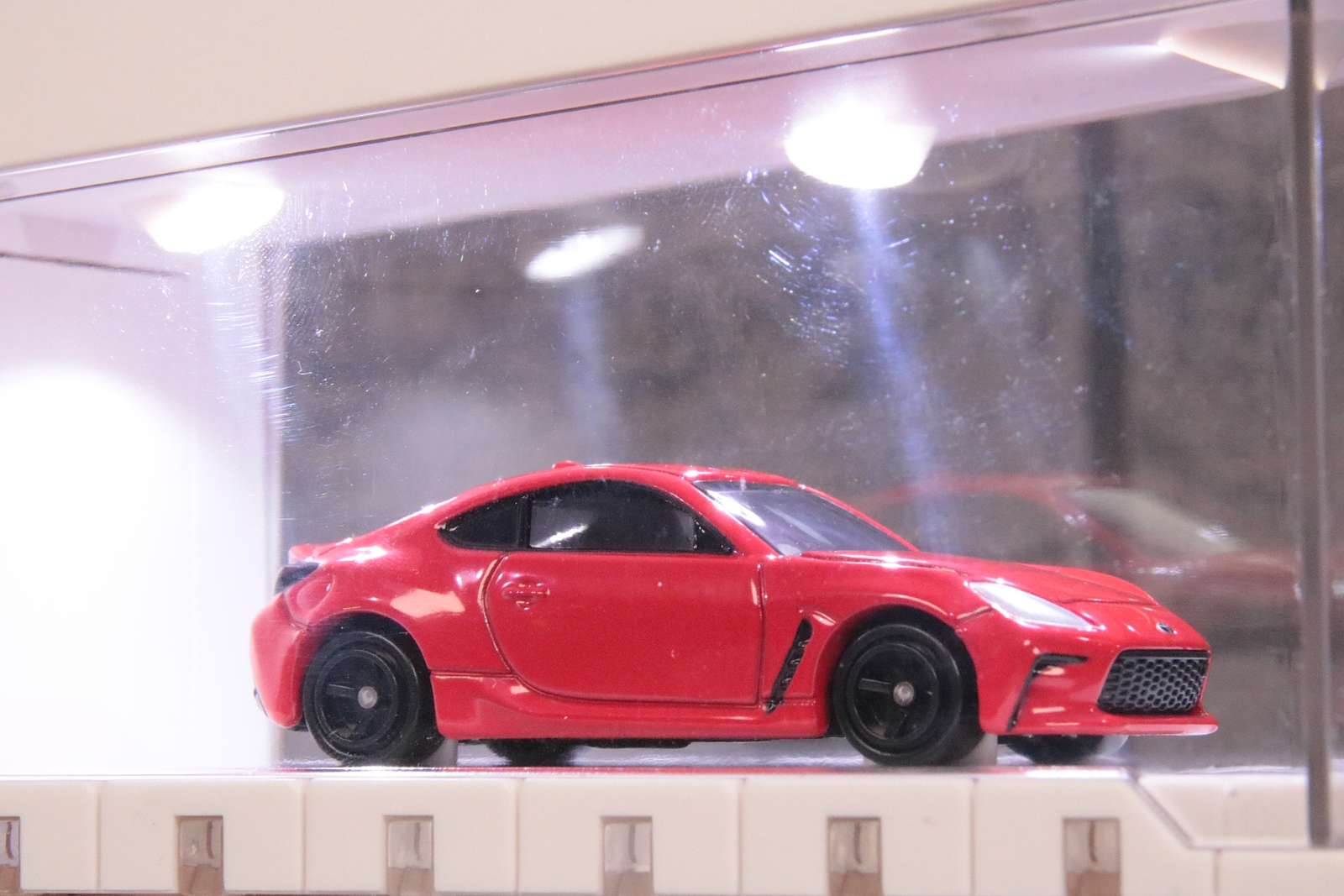 あえて同色系のホワイトカラーのトミカを飾っても悪くない