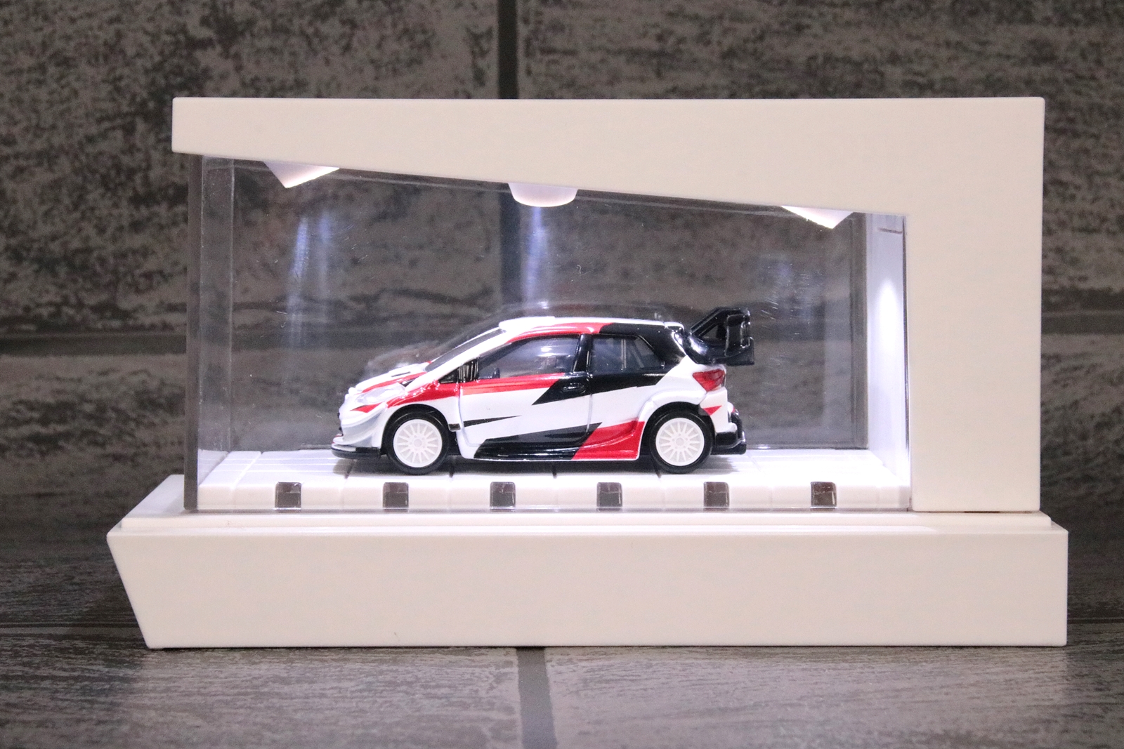 あえて同色系のホワイトカラーのトミカを飾っても悪くない