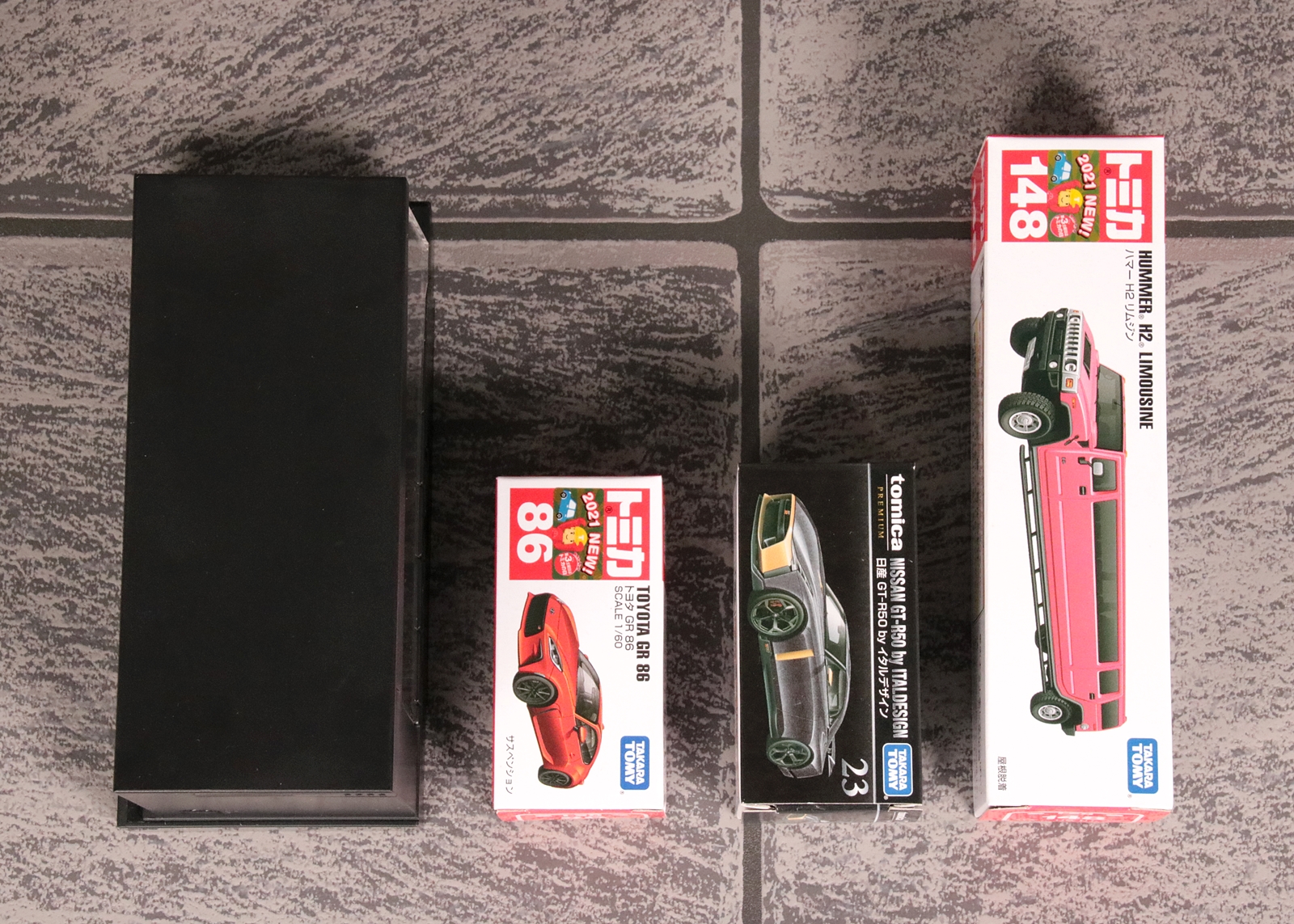 左から「tomica ライトアップシアター」、「トミカ」、「トミカプレミアム」、「トミカ（ロングタイプ）」を並べてみた