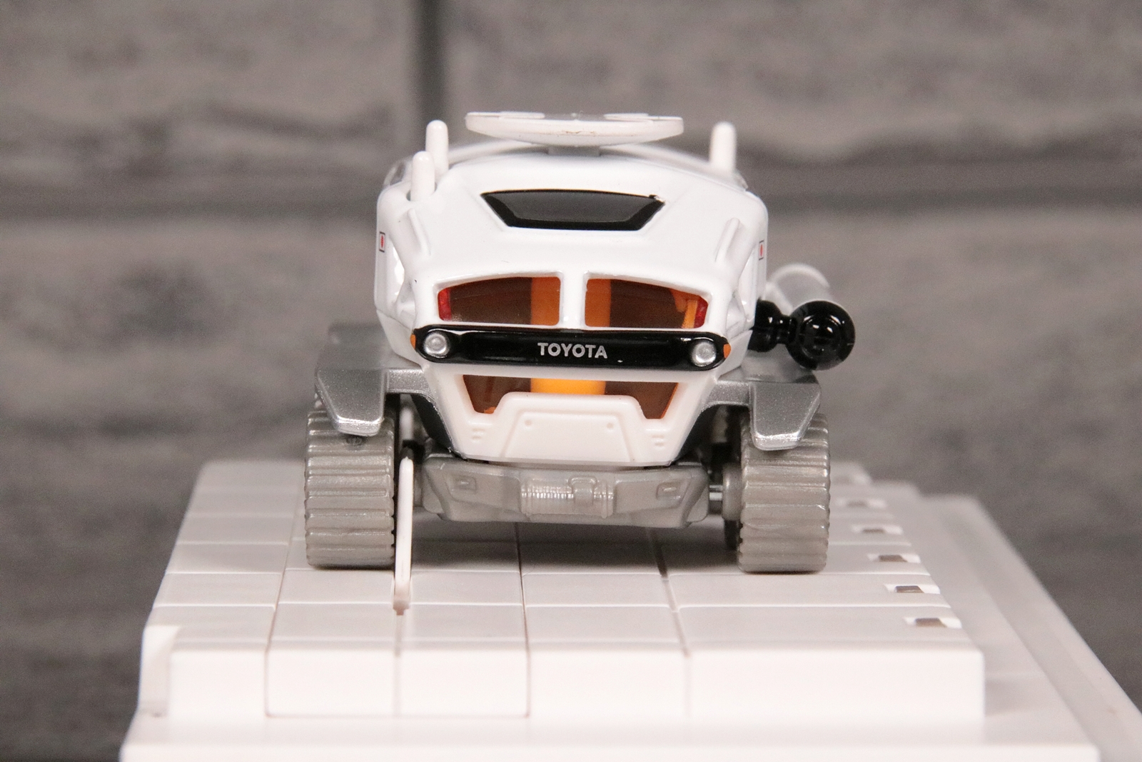 こちらはトミカプレミアム「07 ルナクルーザー」。タイヤがしっかり固定されているのが確認できる