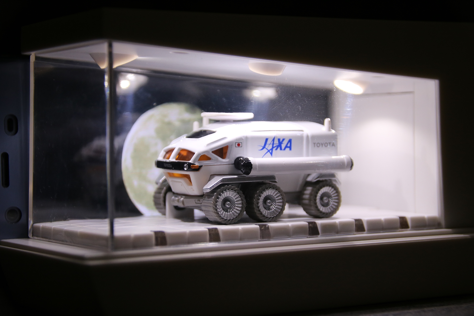 トヨタが開発を進める有人月面探査車「ルナクルーザー」。月の写真と合わせれば世界観を表現できる