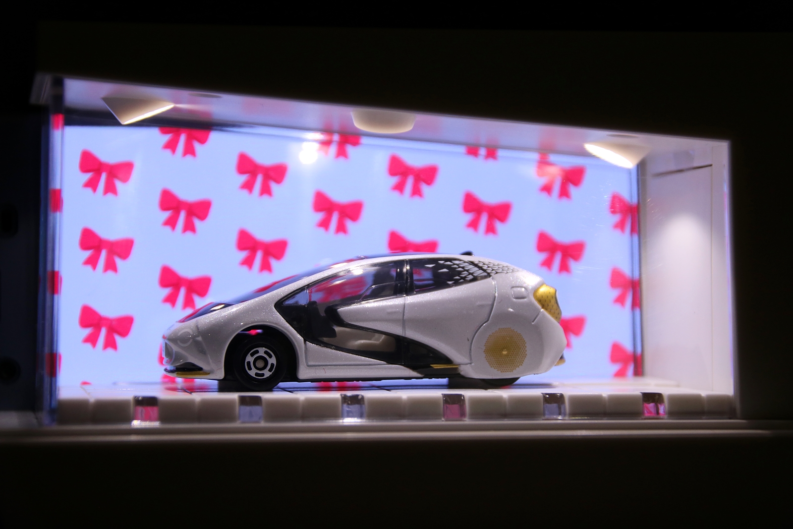 卵型のフォルムが印象的なトミカ「トヨタLQ」を可愛く演出