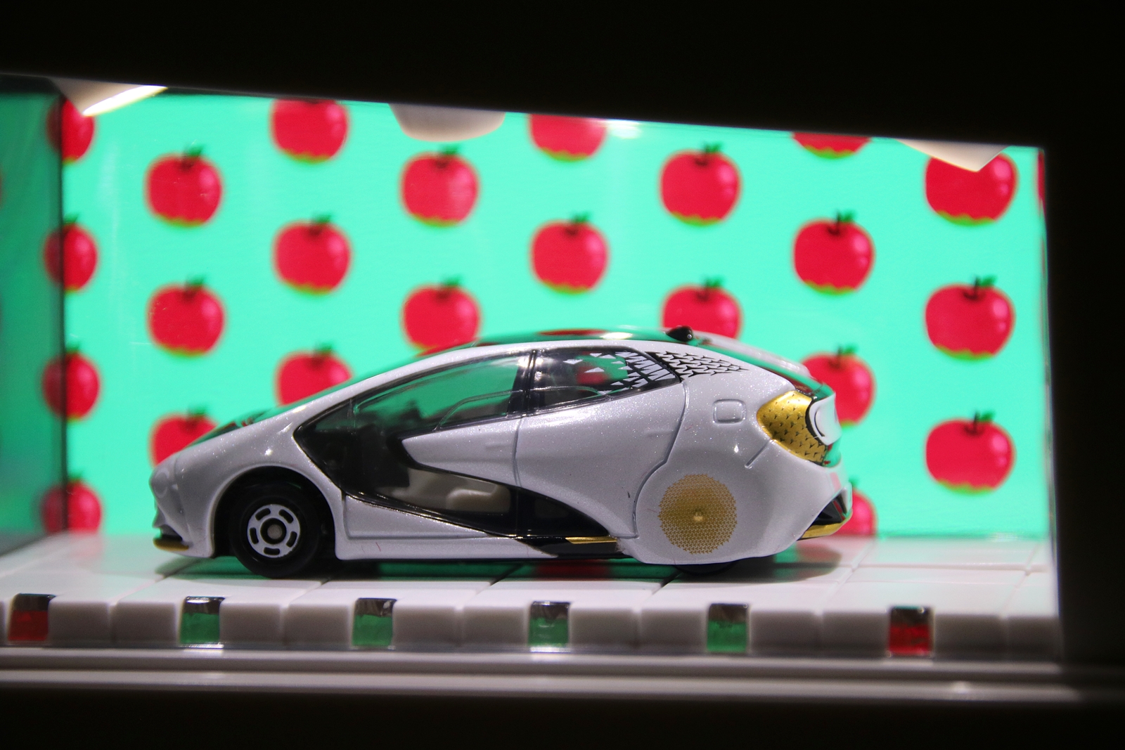 ライトアップを切ってティザー画像風に撮影することもできた