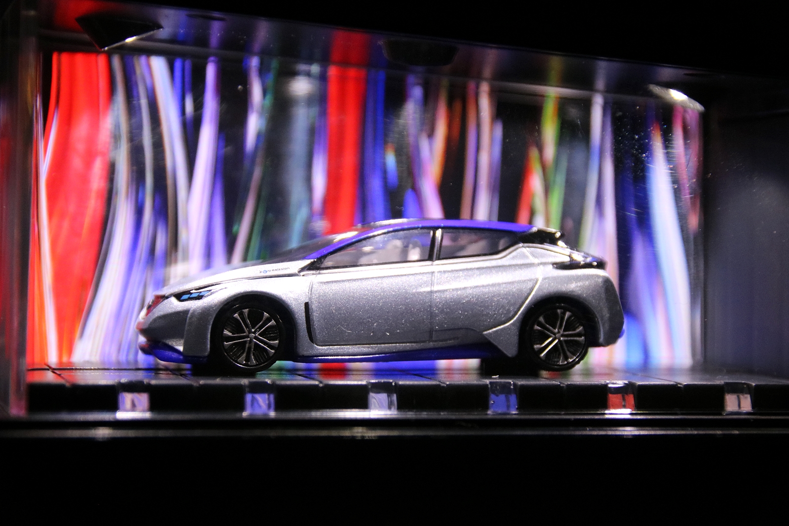 コンセプトカーのトミカに背景演出を合わせると効果抜群