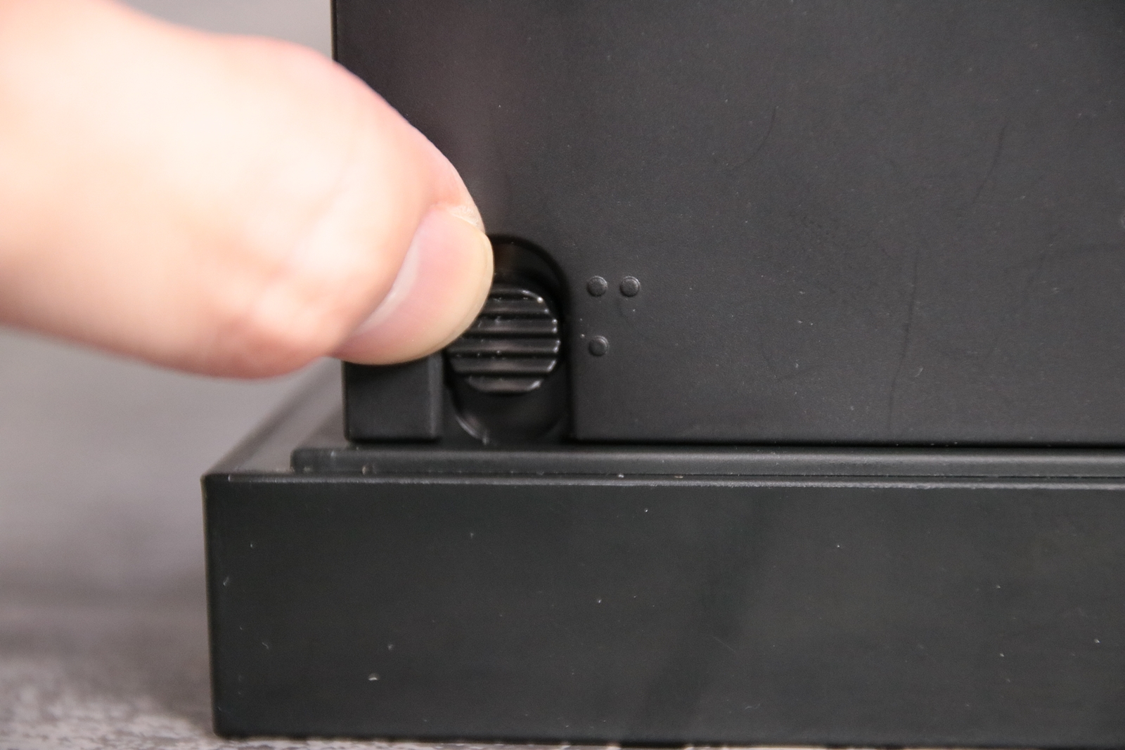 ケース側面にあるボタンで光量を選べる