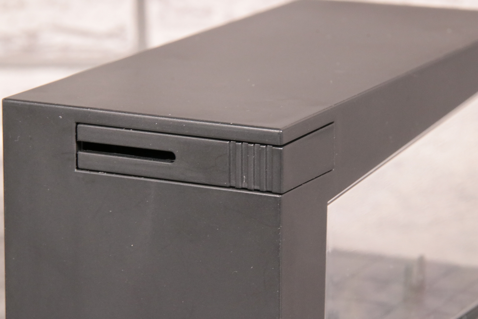 スマホスタンドは2カ所にある。1つはケース側面