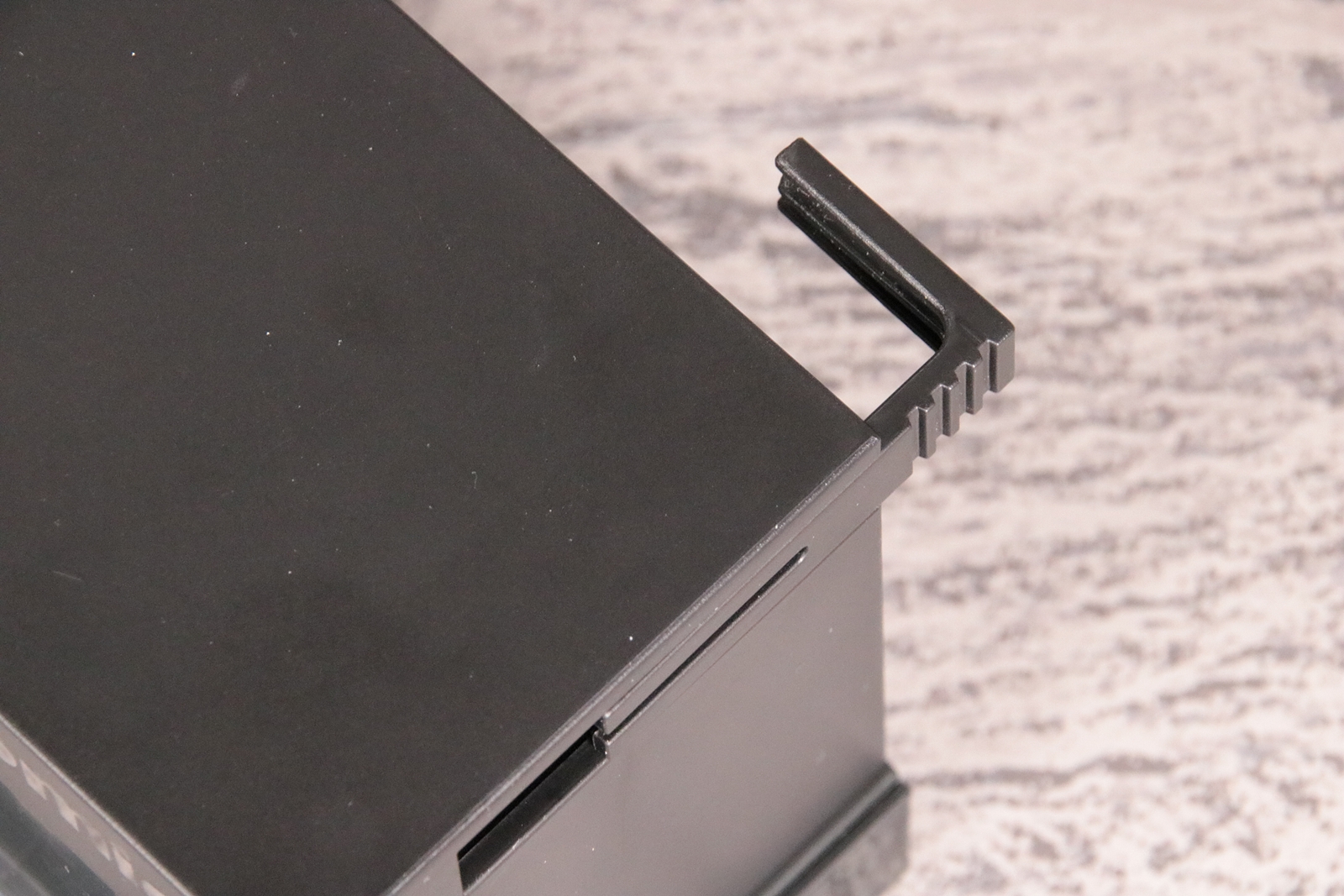 スライドさせるとL字型のフックになる