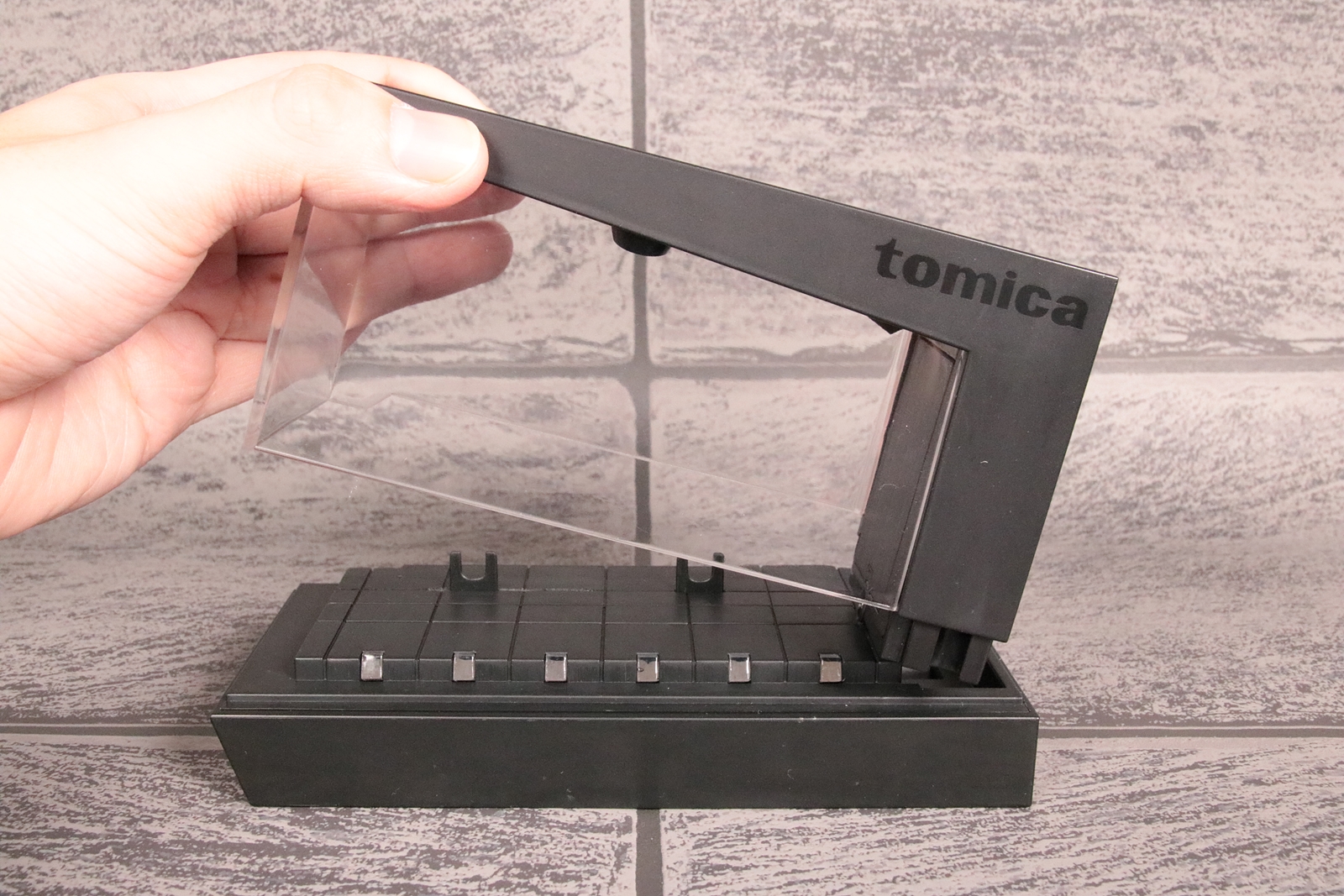 「tomica ライトアップシアター」本体のカバーを外す